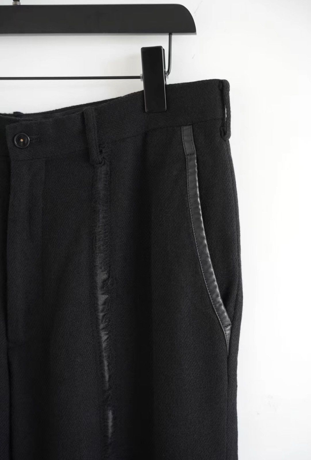 Yohji Yamamoto Yohji Yamamoto 05AW Torn Leather-Paneled Trousers J4 Size US 32 / EU 48 - 4 Thumbnail