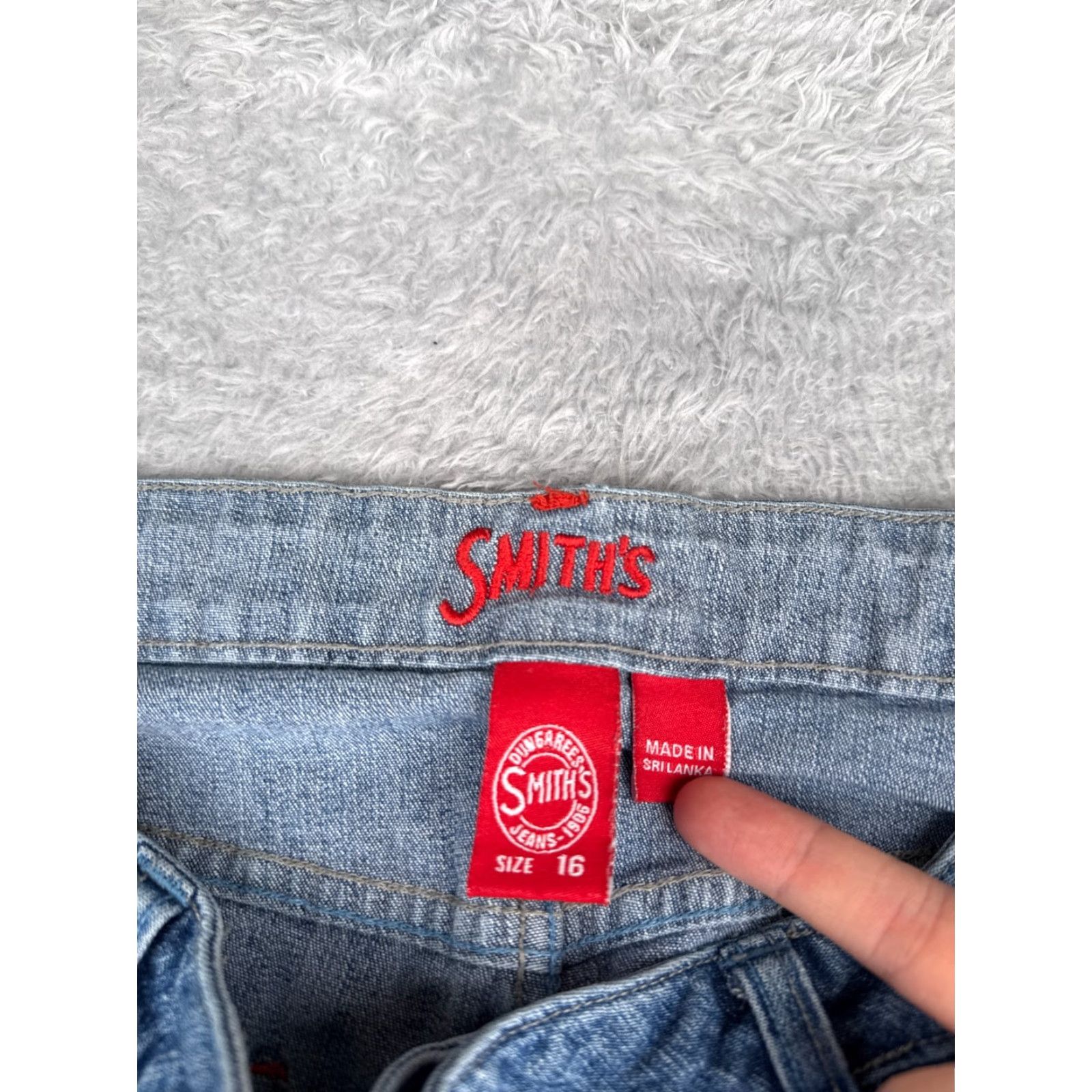 Vintage SMITHS Jeans Capri Womens 16 Blue Denim Cotton Blend Mid Rise Distressed Embroidered Rhinestone 35x19 Jeans Womens Size 38" / US 16 / IT 52 - 6 Thumbnail