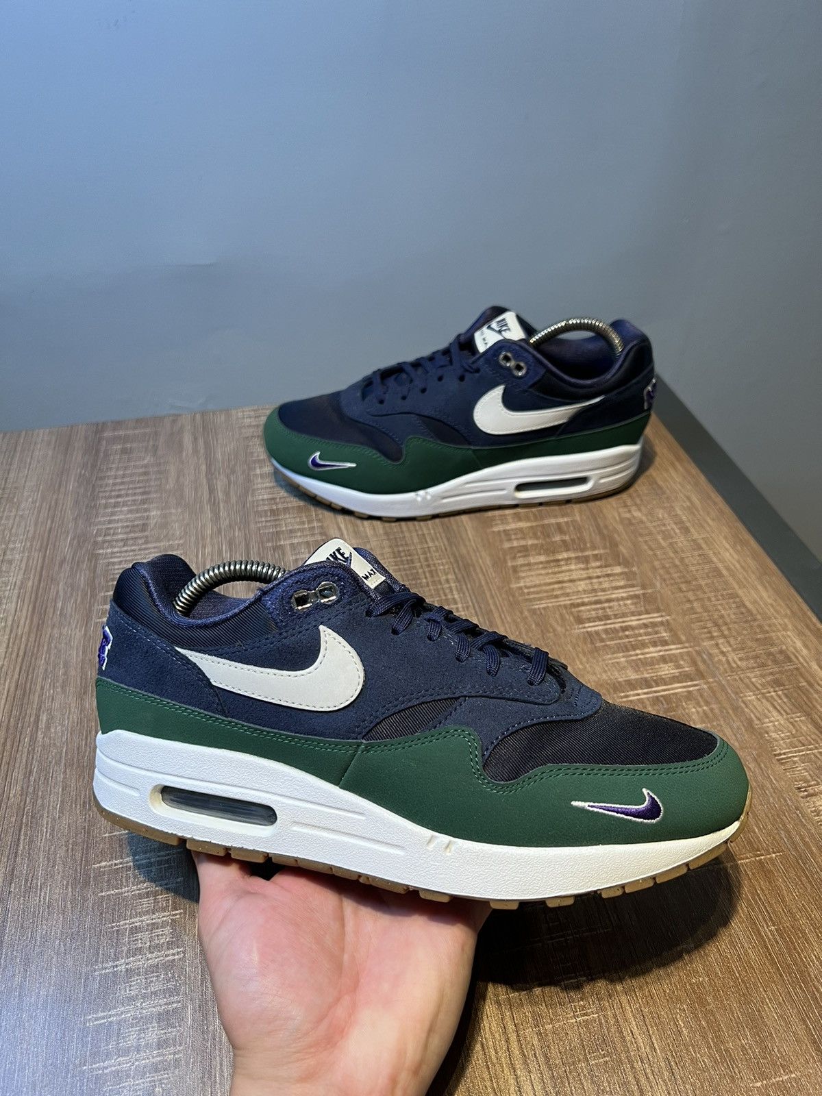 Nike Sz 9.5w Air Max 1 QS 'Letterman Pack' 2022 Obsidian/Green Size US 9.5 / IT 39.5 - 1 Thumbnail