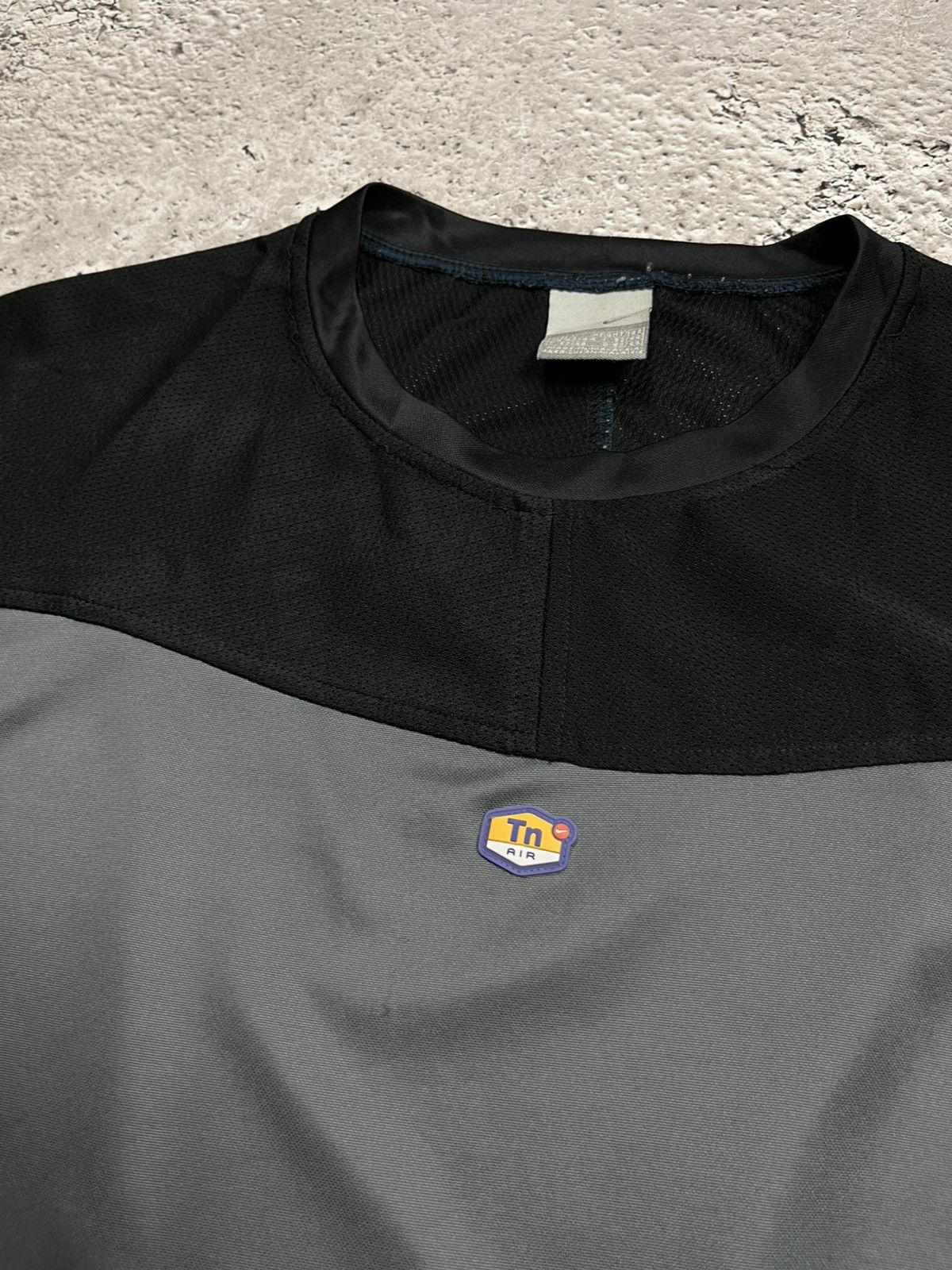 Nike Vintage Nike TN Y2K Tech Streetwear Gray Black T Shirt Size US L / EU 52-54 / 3 - 5 Thumbnail