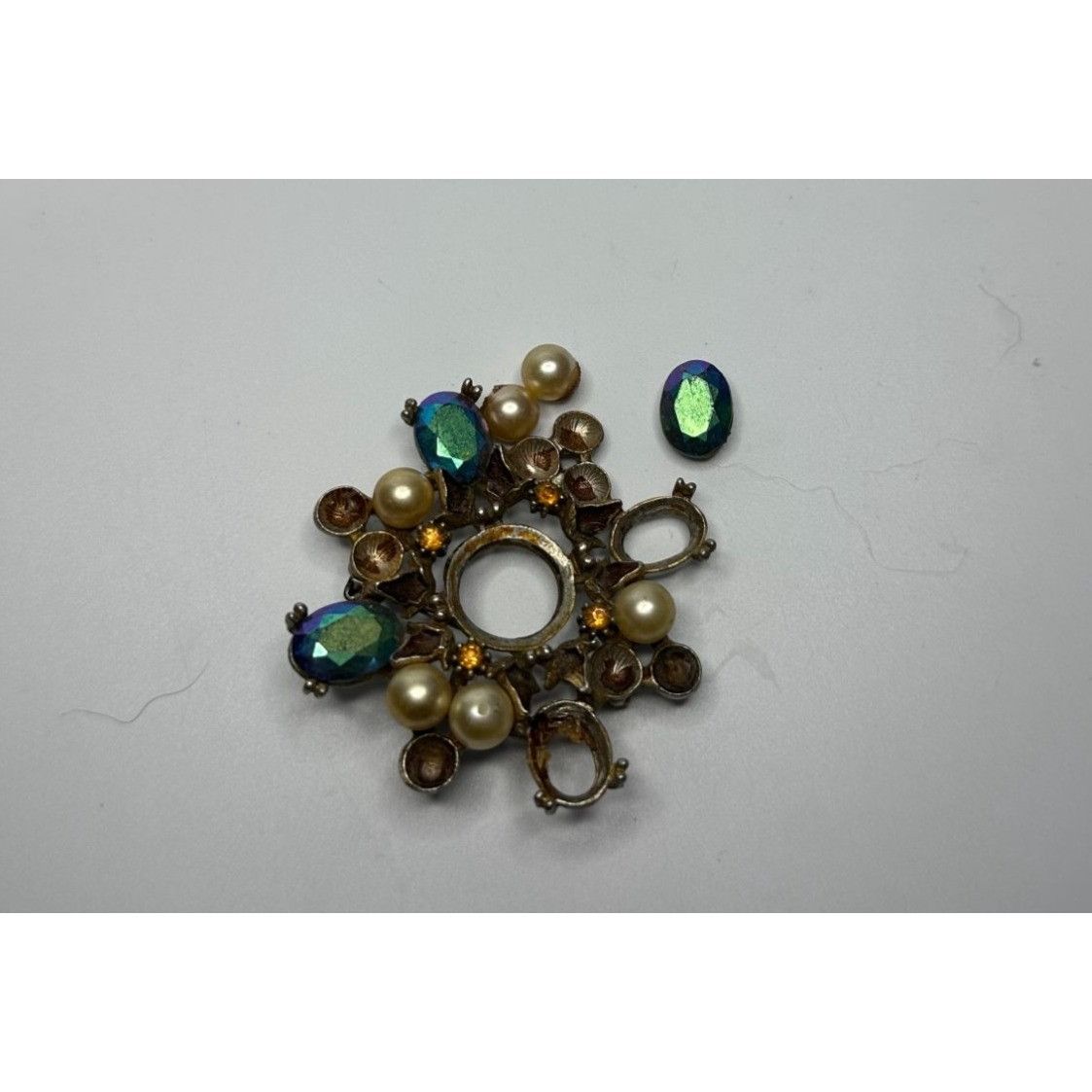 Other Women's Vintage Gold Tone Brooch Pin with Gems and Faux Pear Size ONE SIZE - 7 Thumbnail