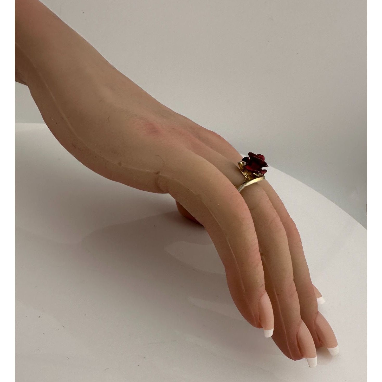 Other Women's Beautiful Gold Tone Red Rose Flower Ring Size ONE SIZE - 12 Thumbnail
