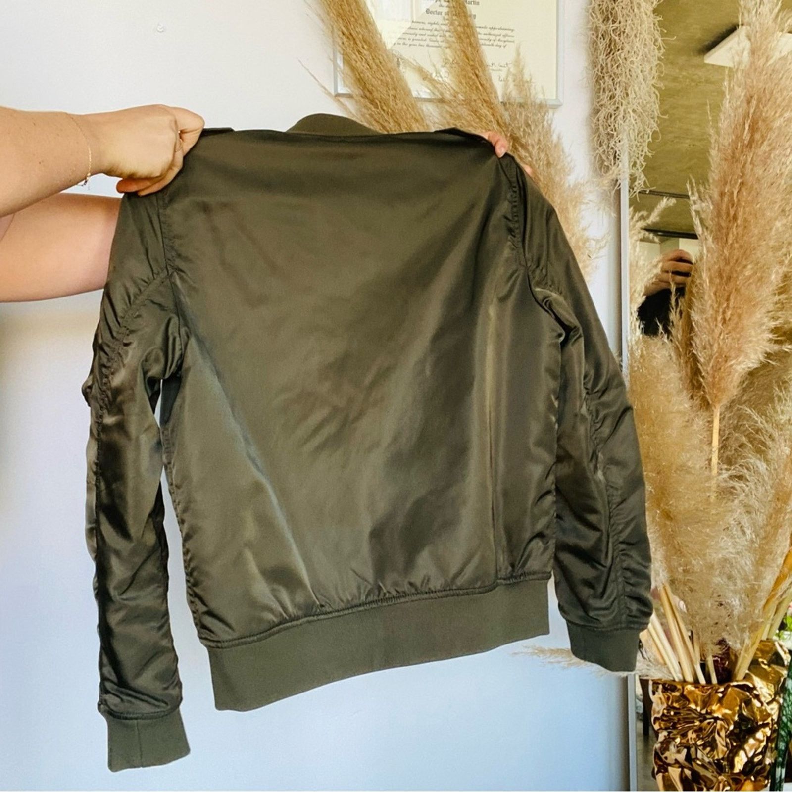 Aritzia ARITZIA TALULA Army Olive Green Silky Zip Bomber Jacket Coat Size M / US 6-8 / IT 42-44 - 5 Thumbnail