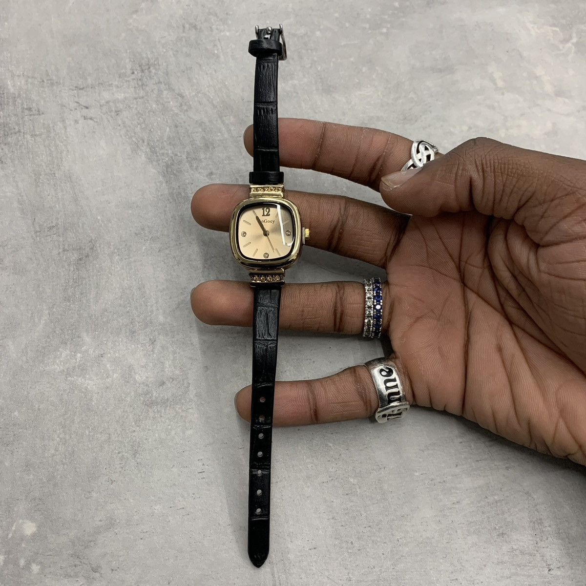 Vintage Vintage 90s vintage retro luxury style gold leather watch Size ONE SIZE - 1 Thumbnail