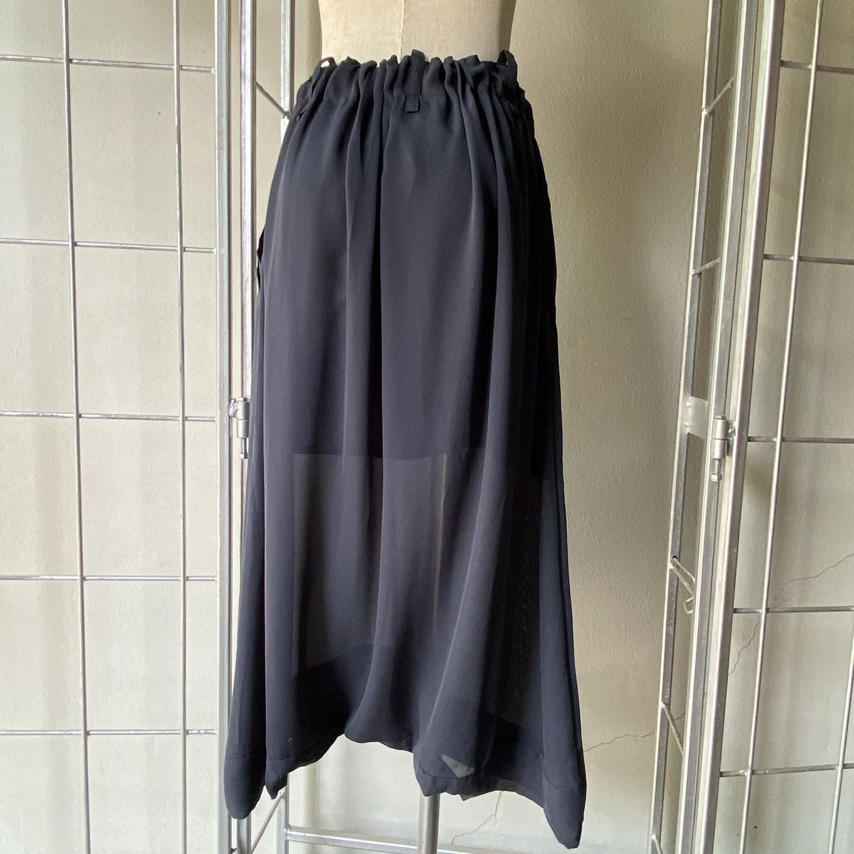 Issey Miyake ISSEY MIYAKE Dark Gray Chiffon Skort with Smocked Waist Size 27" / US 4 / IT 40 - 13 Thumbnail