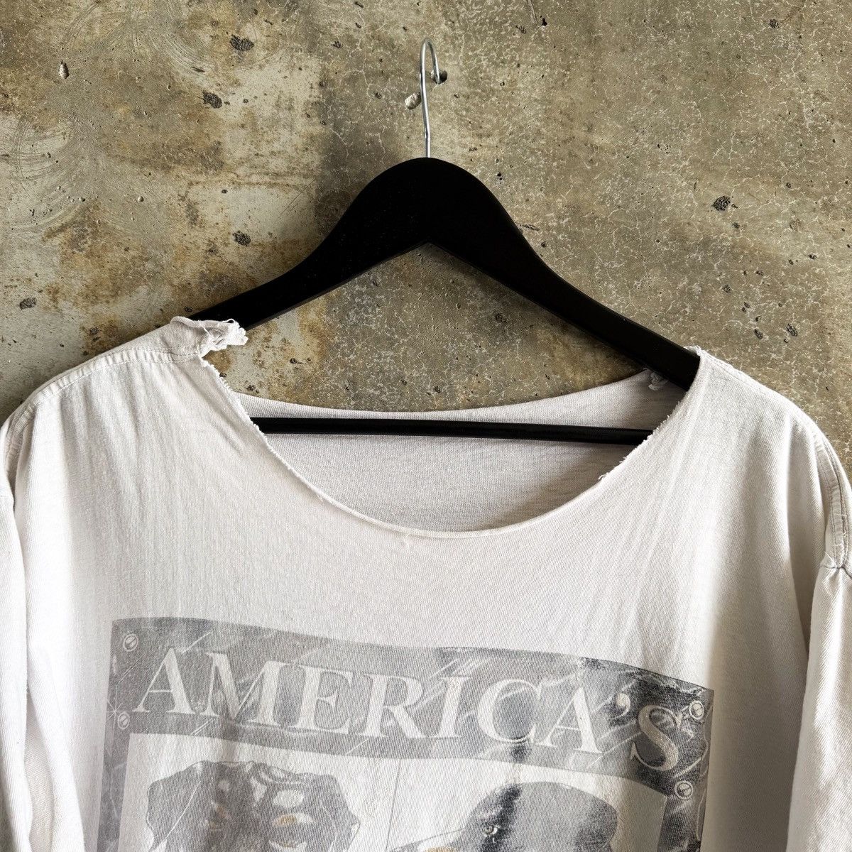 Vintage 90s Vintage THRASHED MOST WANTED Dog Mugshot T-Shirt Size US L / EU 52-54 / 3 - 2 Thumbnail