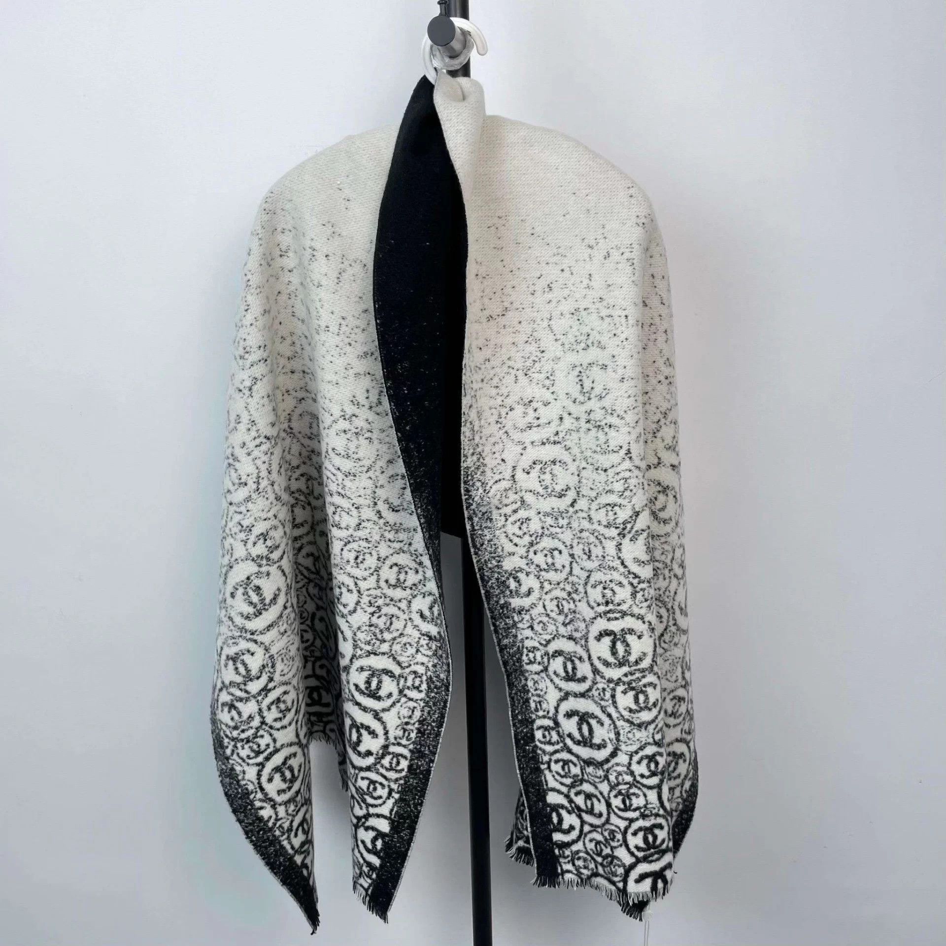Chanel Chanel 200/70 cashmere scarf black white full print logo Size ONE SIZE - 1 Thumbnail
