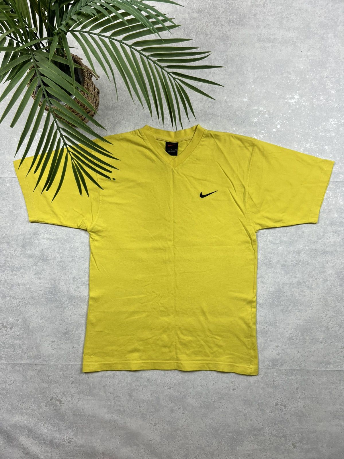 Nike 90s Nike Swoosh Vintage Y2K Oversized Blank Tee T-Shirt Size US M / EU 48-50 / 2 - 1 Thumbnail