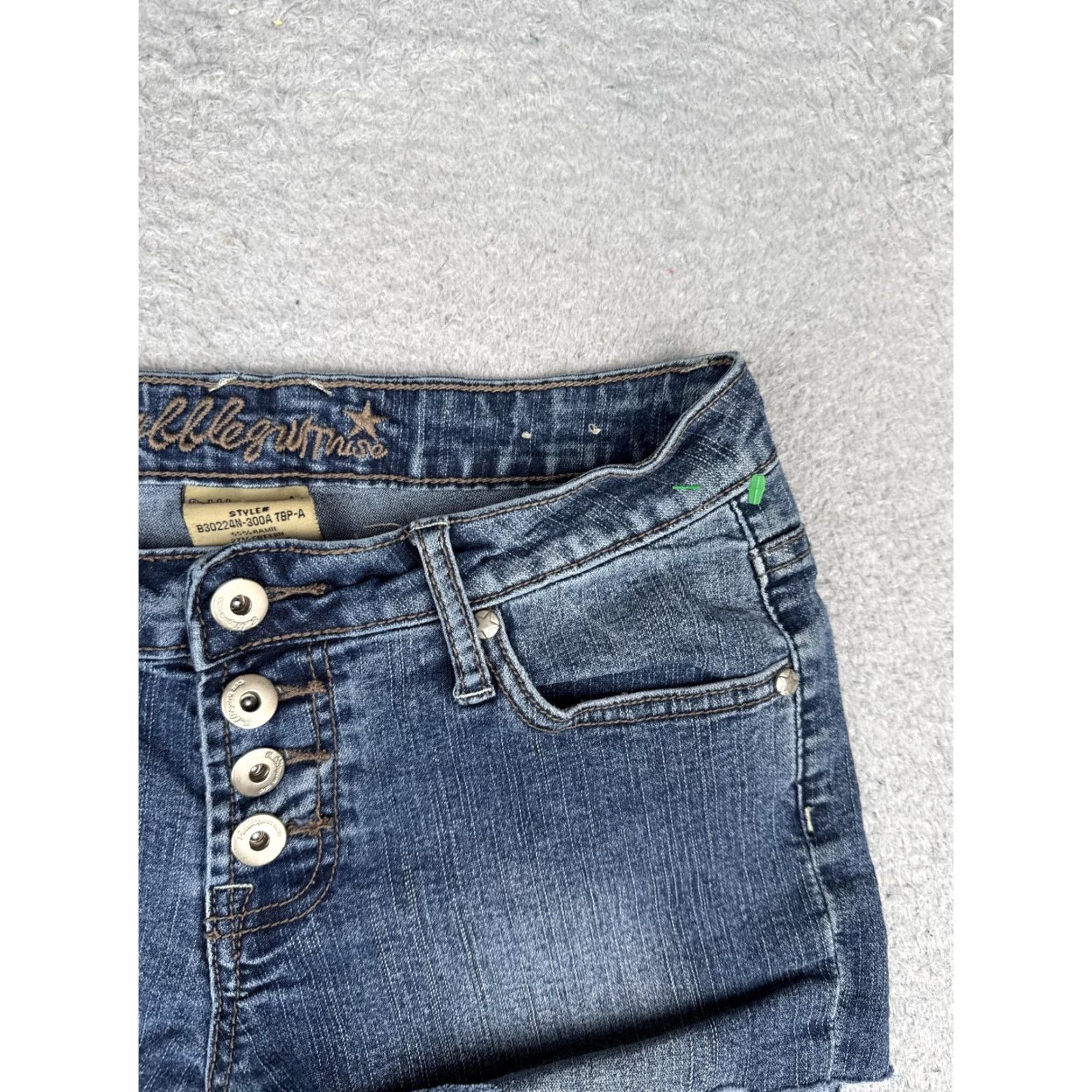 Vintage Bubblegum Shorts Womens 28 Cut-Off Denim 5-Pocket Embroidered Pockets Blue Button Fly Vintage No Size 28" / US 6 / IT 42 - 5 Thumbnail