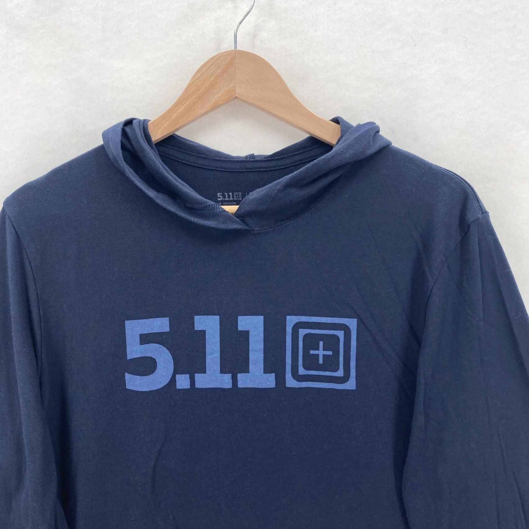 Vintage 5.11 Tactical Shirt Mens Large Navy Blue Hooded Long Sleeve Logo Lightweight Shirt Mens Large Navy Blue Hooded Long Sleeve 5.11 Tactical Size US L / EU 52-54 / 3 - 2 Thumbnail