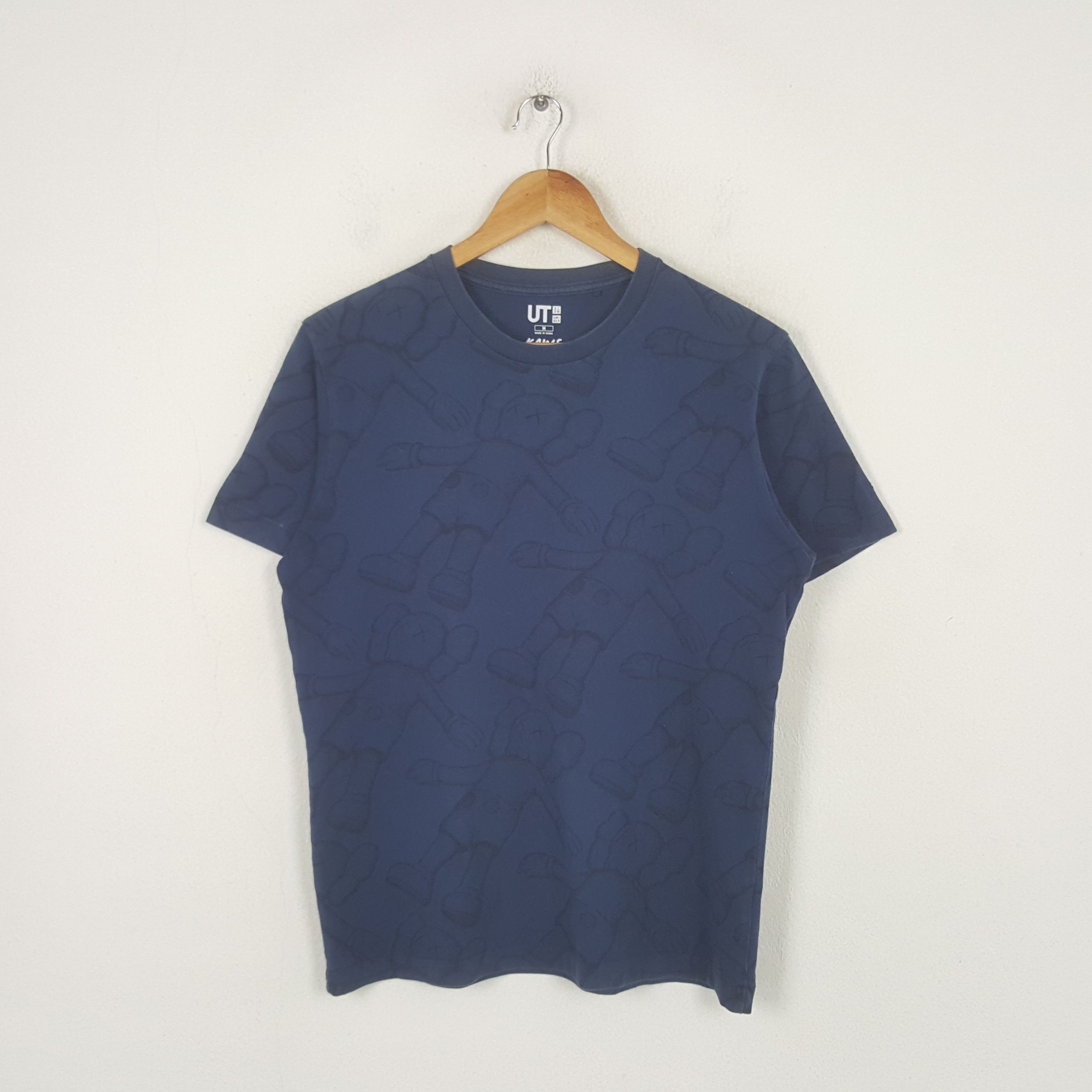 Kaws Vintage Kaws Fullprint Uniqlo Tshirt RR25 Size US M / EU 48-50 / 2 - 1 Thumbnail