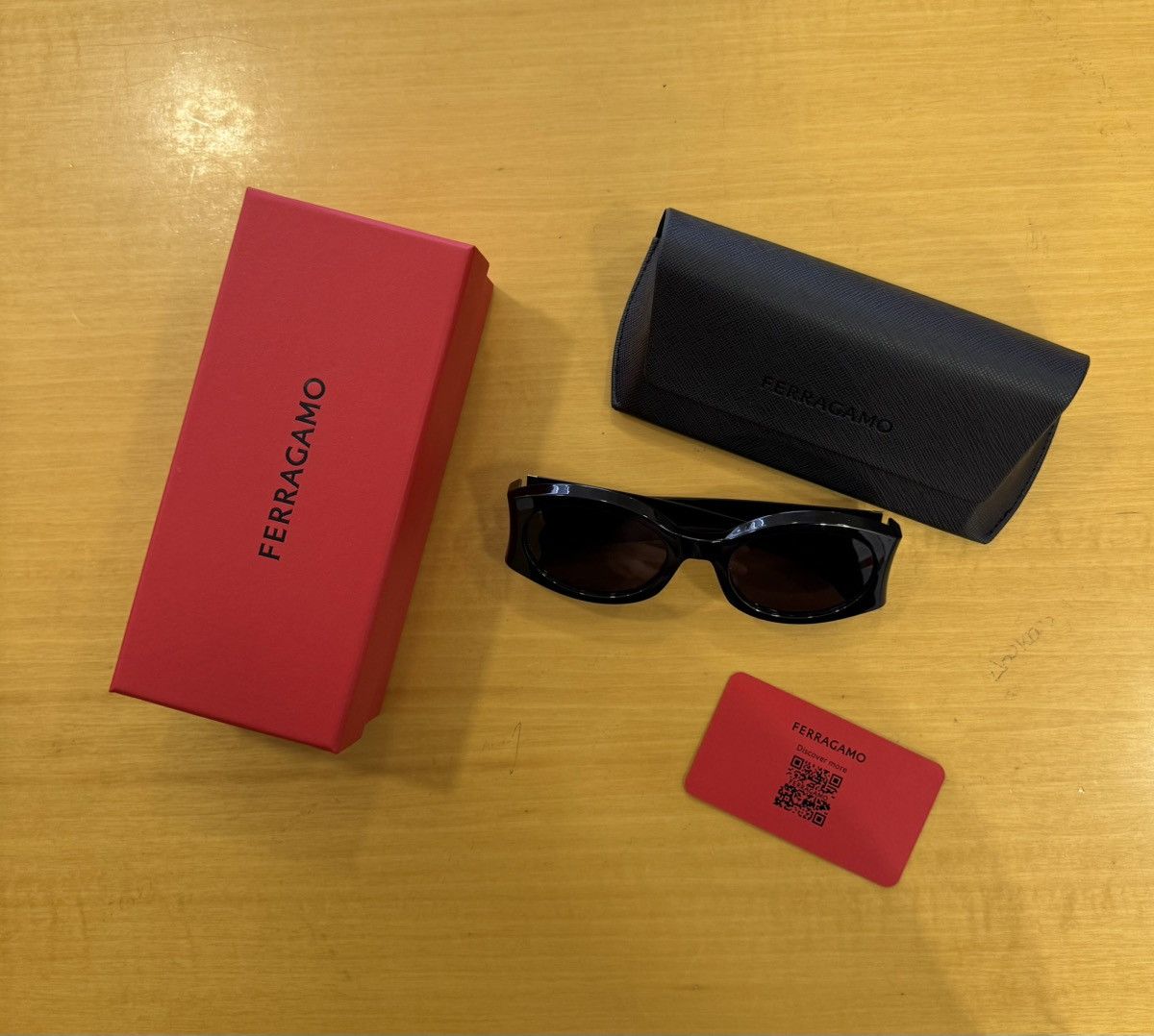 Salvatore Ferragamo Ferragamo Sunglasses SF2008S 001 Size ONE SIZE - 9 Thumbnail