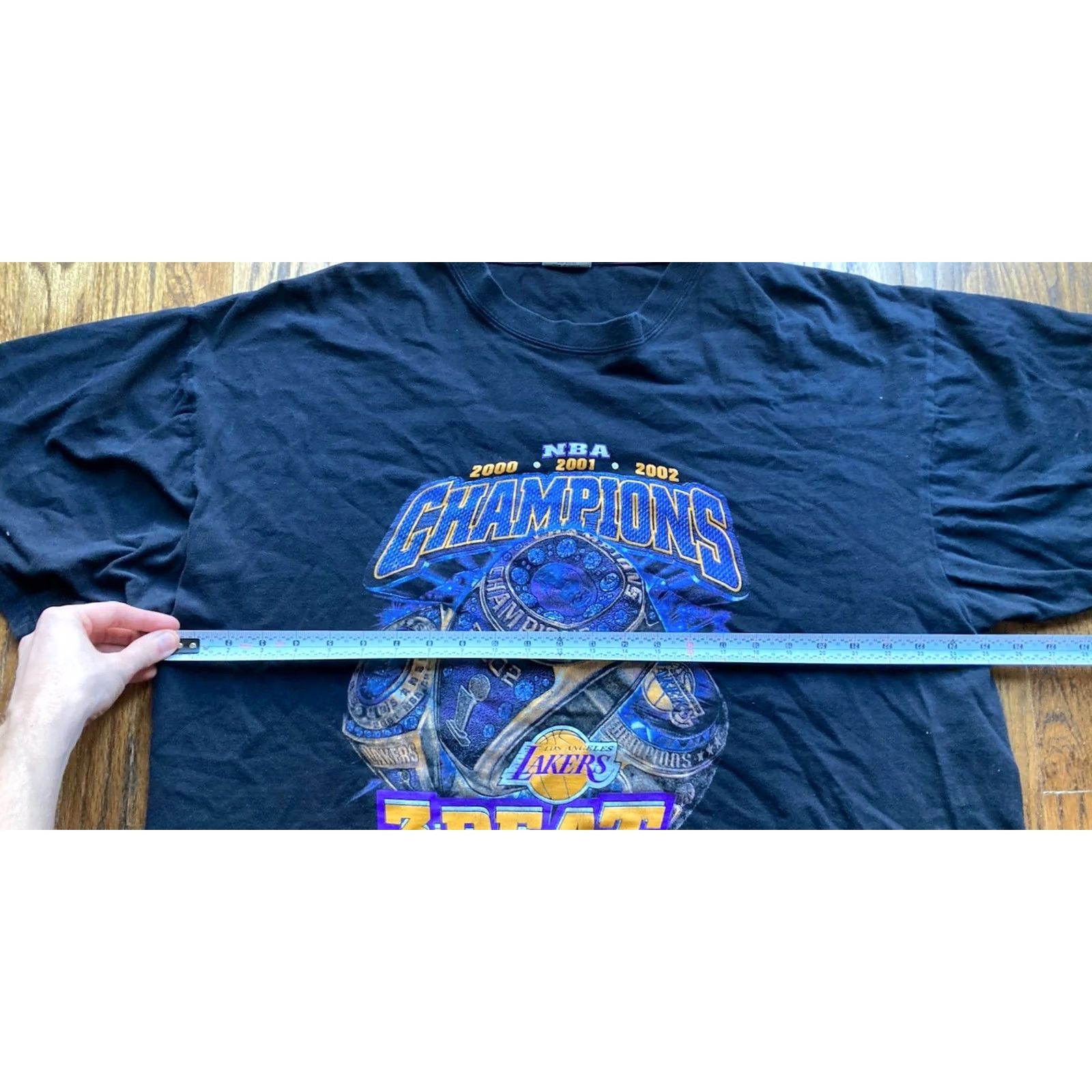 NBA VINTAGE BNK LA Lakers T Shirt 2XL Black 2002 3-Peat Championship Kobe Shaq Double-Sided Mens Sports USA Boys Girls Size US XXL / EU 58 / 5 - 6 Thumbnail