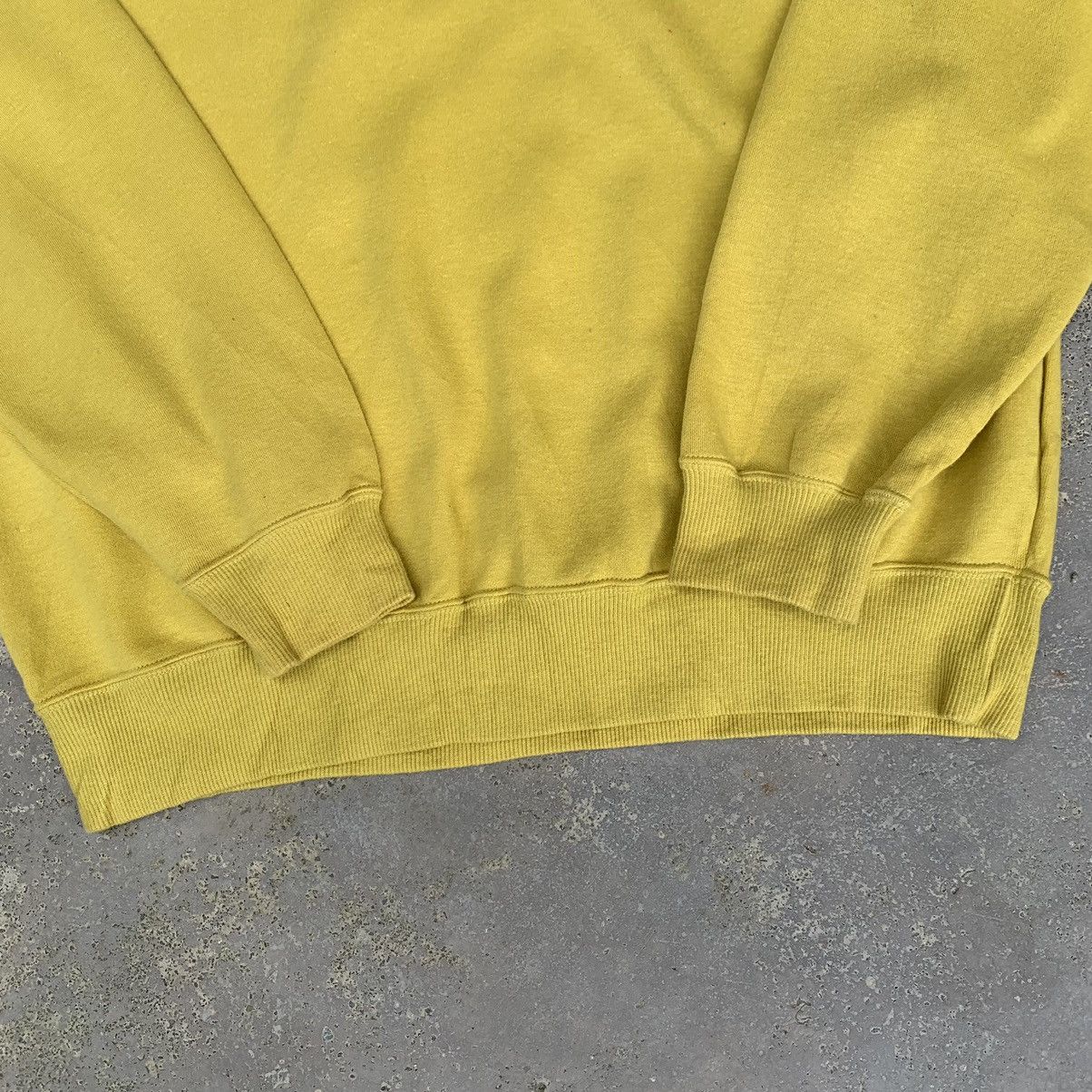 Valentino Valentino Garavani Crewneck Embroidered Logo Size US M / EU 48-50 / 2 - 7 Thumbnail