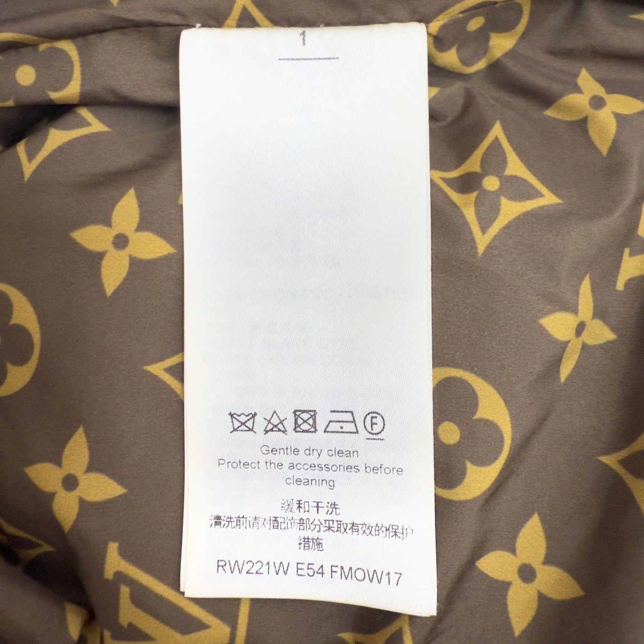Louis Vuitton Louis Vuitton White down jacket with printed leather button Size US M / EU 48-50 / 2 - 6 Thumbnail