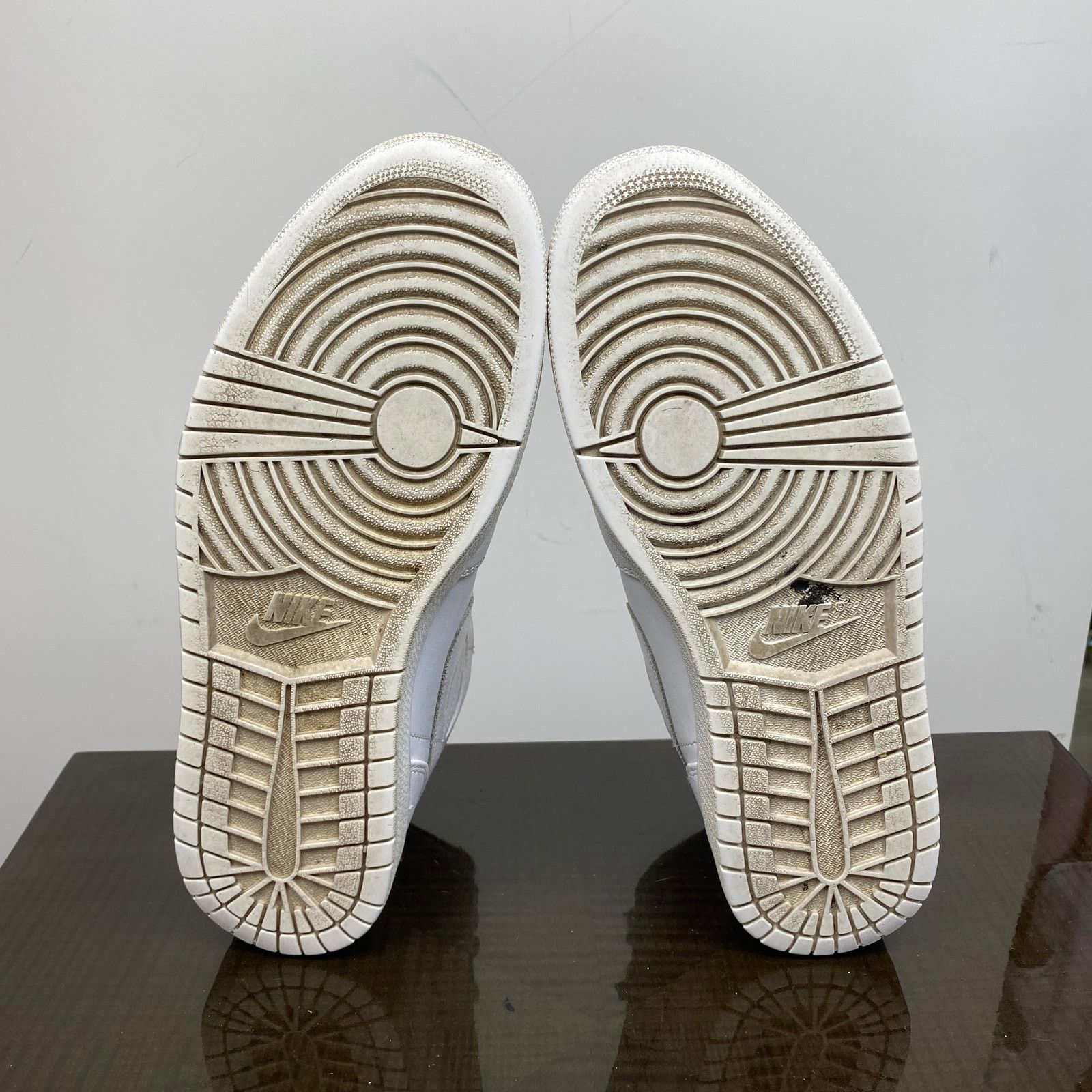 Jordan Brand × Nike Nike Air Jordan 1 Mid Retro Triple White Shoes Sneakers 13 Size US 13 / EU 46 - 7 Thumbnail