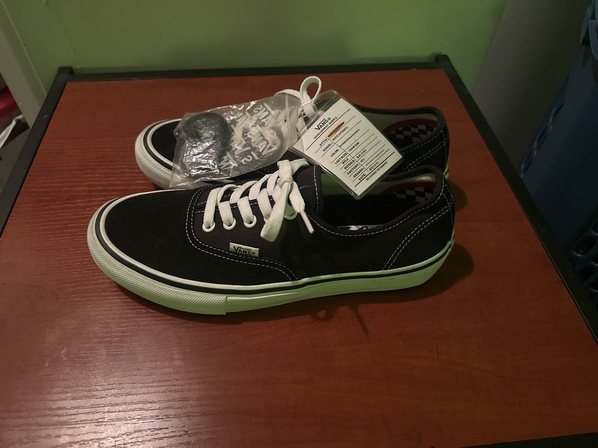 Supreme × Vans Supreme Vans sample pair Size US 9 / EU 42 - 7 Thumbnail