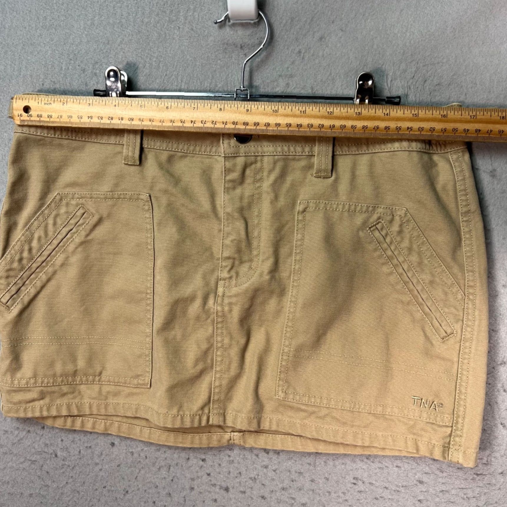 Aritzia Aritzia Skirt Womens 10 Khaki Cotton Mini w/ Pockets Adjustable Waist Vintage? No (Note: Original title did not indicate vintage) Size 32" / US 10 / IT 46 - 5 Thumbnail