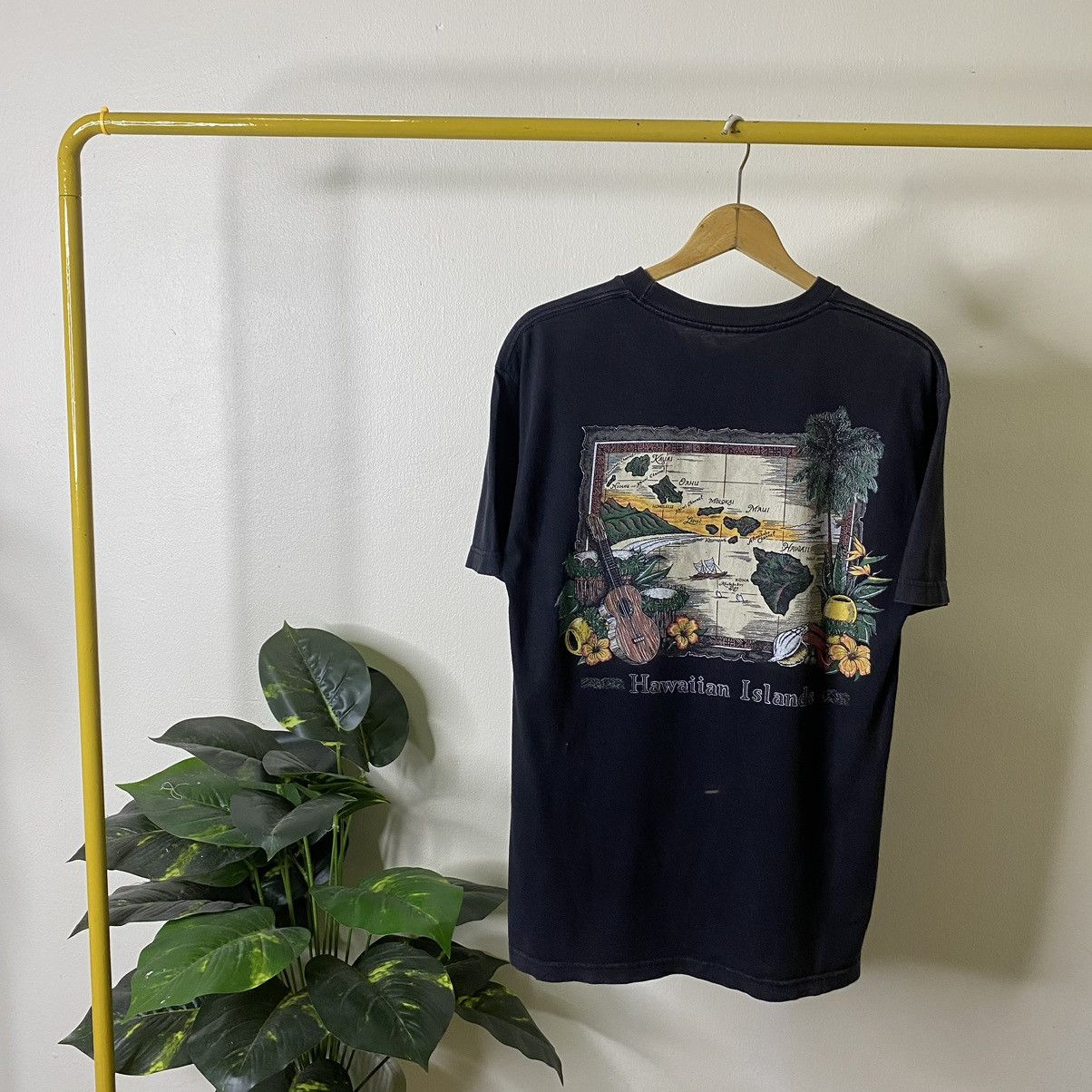 Vintage Vintage 1990s Hawaiian Island Surf Style Tee Size US M / EU 48-50 / 2 - 1 Thumbnail