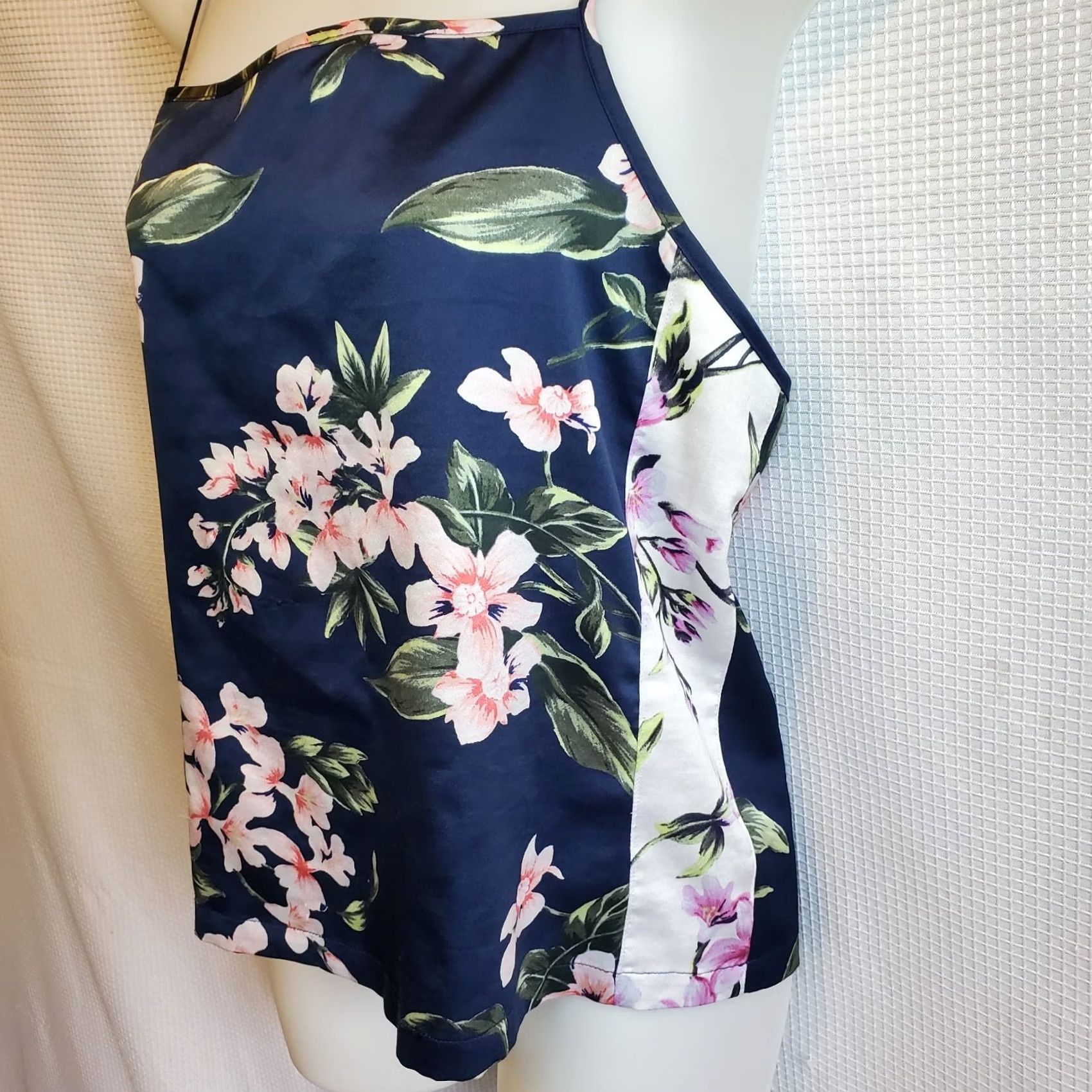 Victoria's Secret Victoria's Secret Camisole Blouse XS Floral Tropical Sleeveless Scoop Neck Pullover Summer Casual Womens Blue Satin Polyester Size XS / US 0-2 / IT 36-38 - 3 Thumbnail