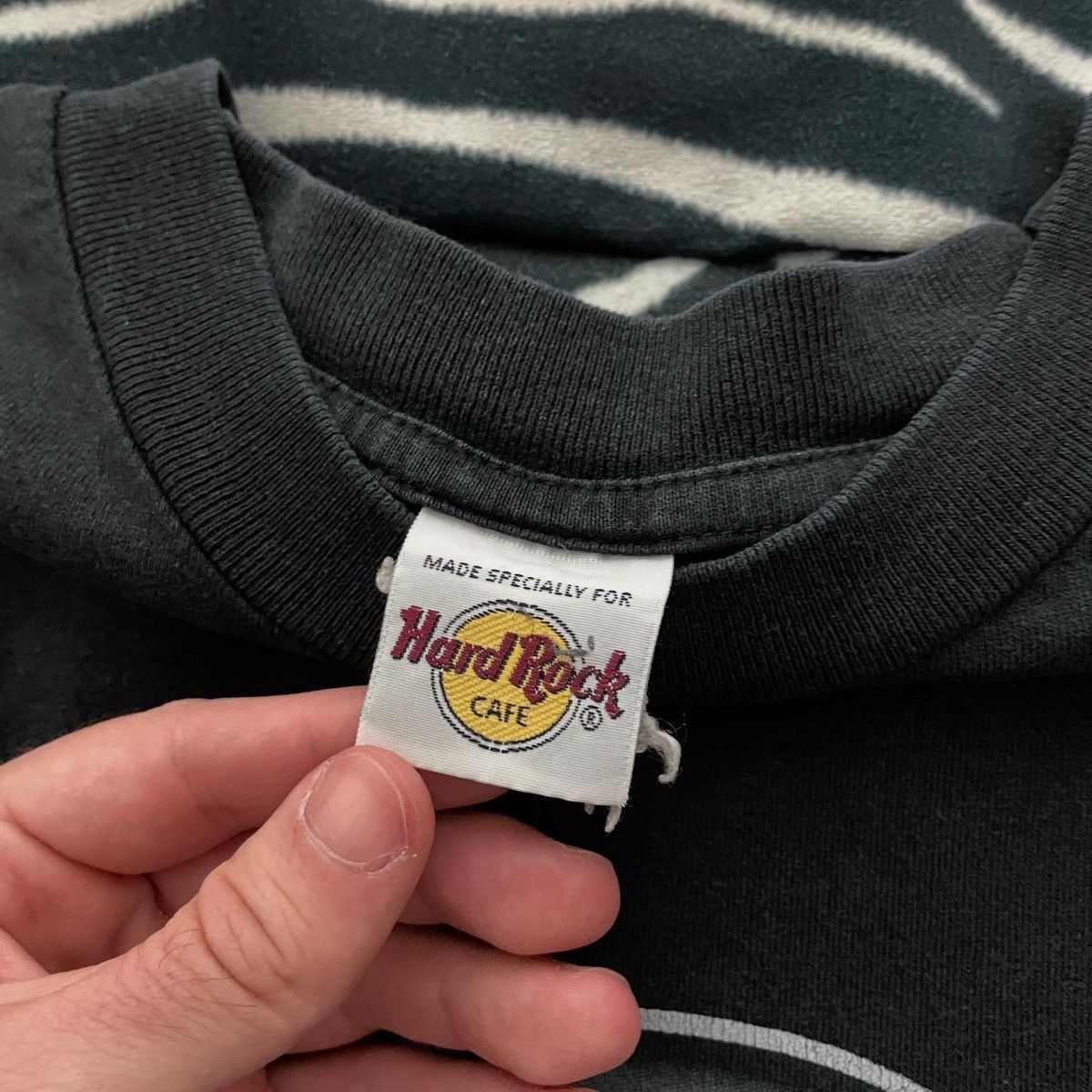 Hard Rock Cafe Vintage Singapore Greyscale Tee t-shirt 90s Size US M / EU 48-50 / 2 - 3 Thumbnail