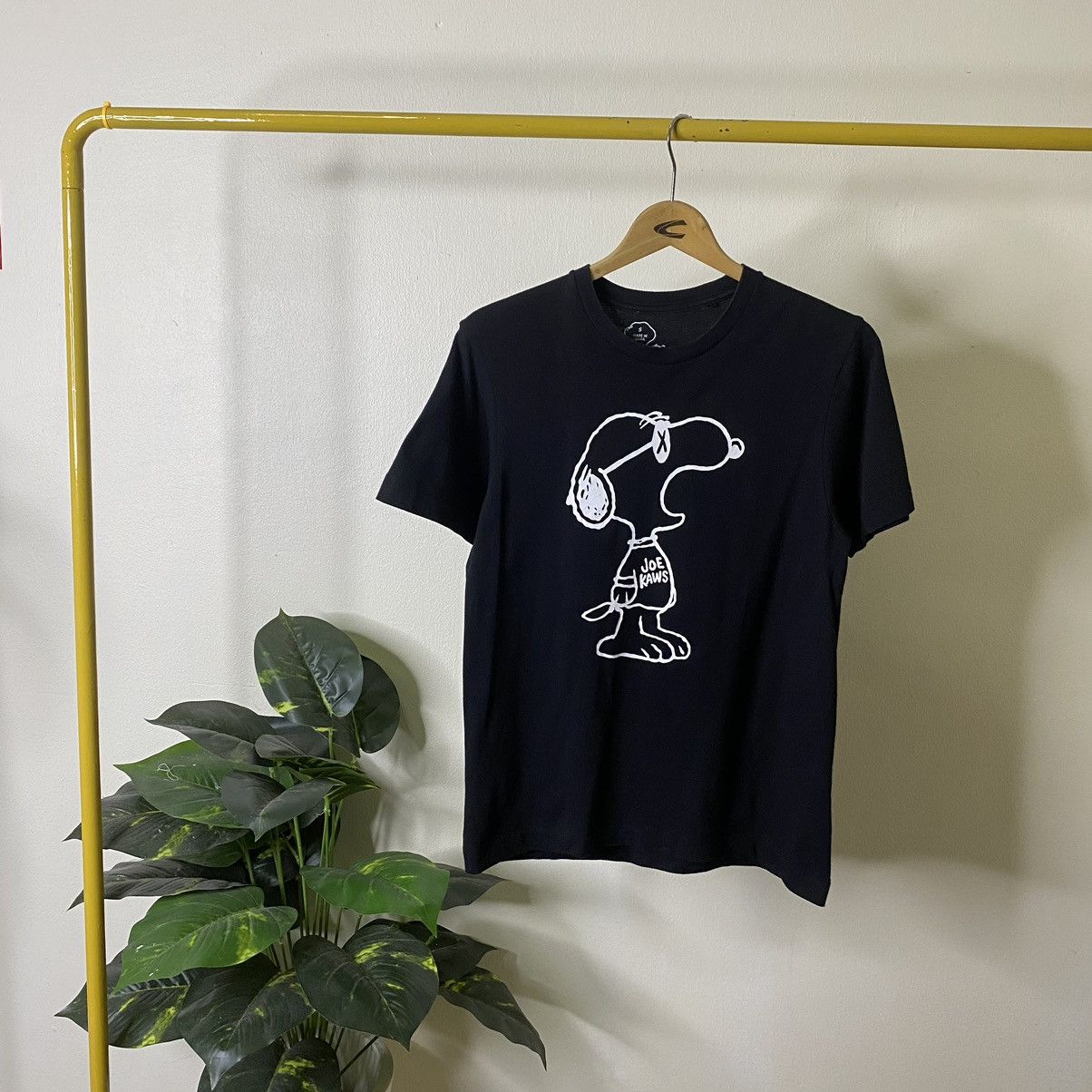 Kaws × Peanuts × Uniqlo Kaws x Peanuts Joe Snoopy For Uniqlo Tee Size US S / EU 44-46 / 1 - 1 Thumbnail