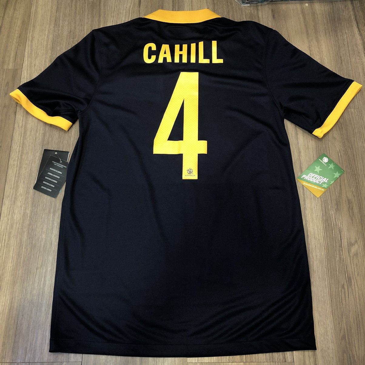 Nike Australia 14/15 away shirt #4 Cahill (bnwt) Size US S / EU 44-46 / 1 - 2 Thumbnail