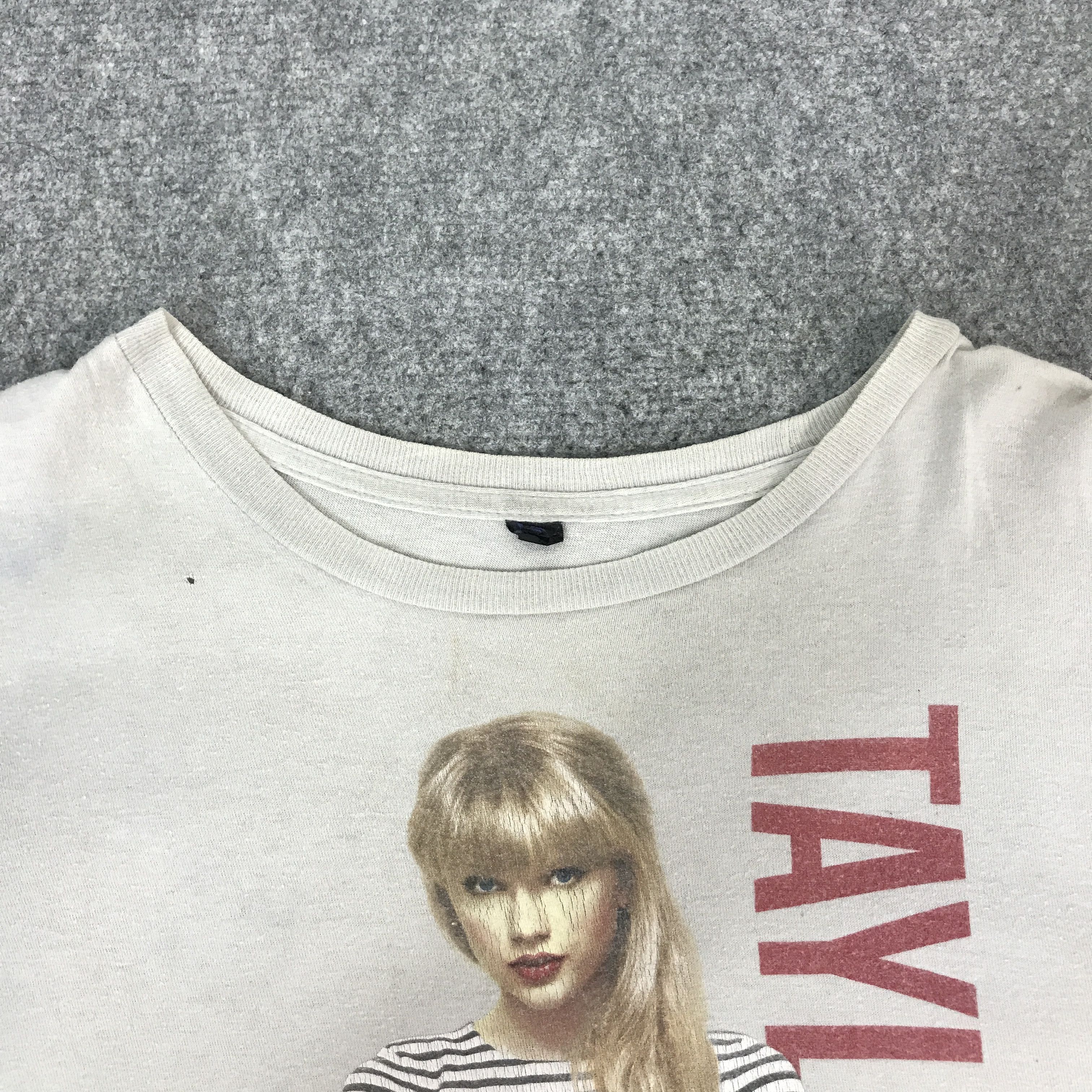 Band Tees Vtg taylor swift red tour t-shirt Size US M / EU 48-50 / 2 - 7 Thumbnail