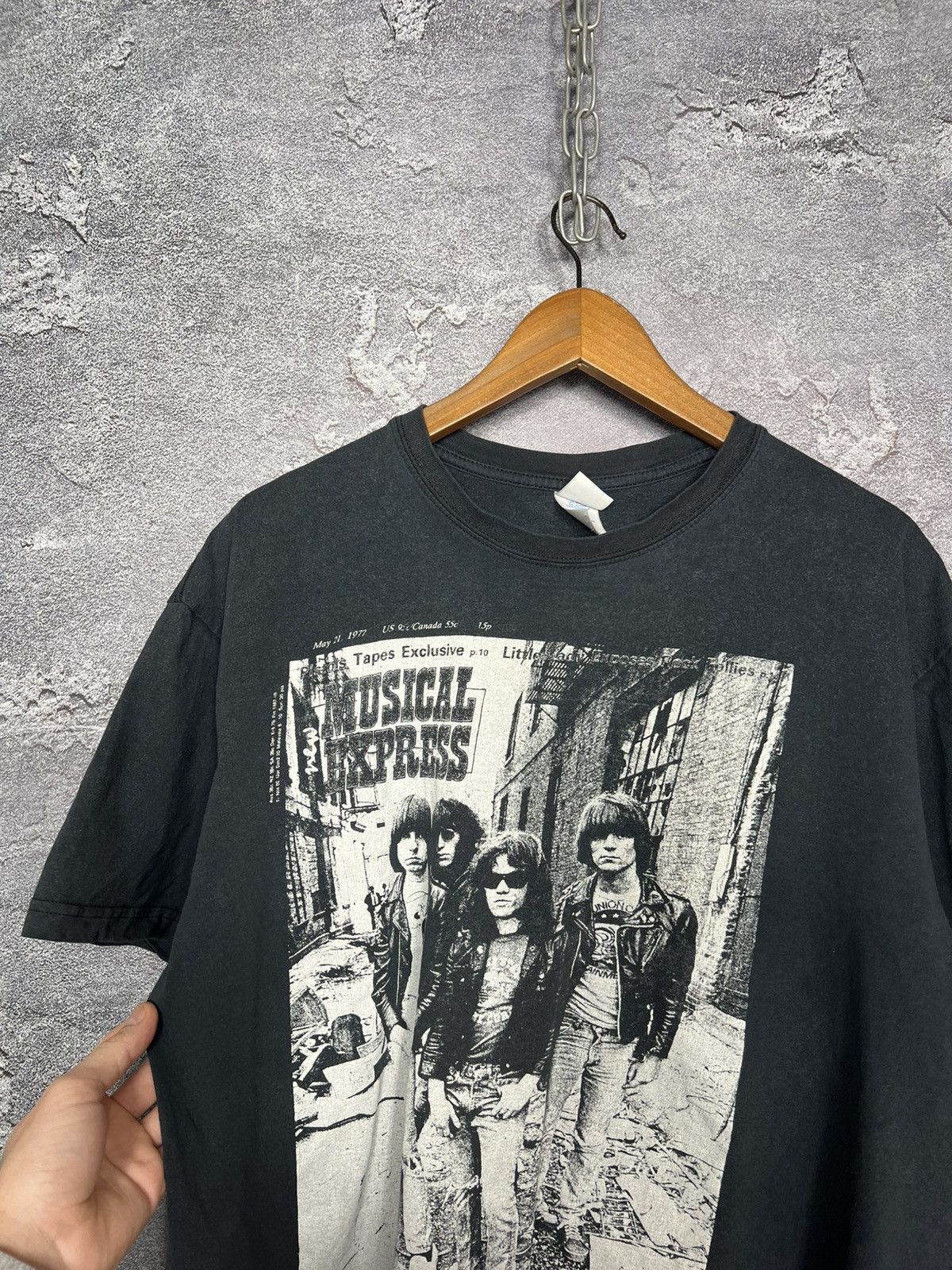 Band Tees Vintage 90s The Ramones Gabba Gabba Hey Band T-shirt Tee Size US XL / EU 56 / 4 - 2 Thumbnail