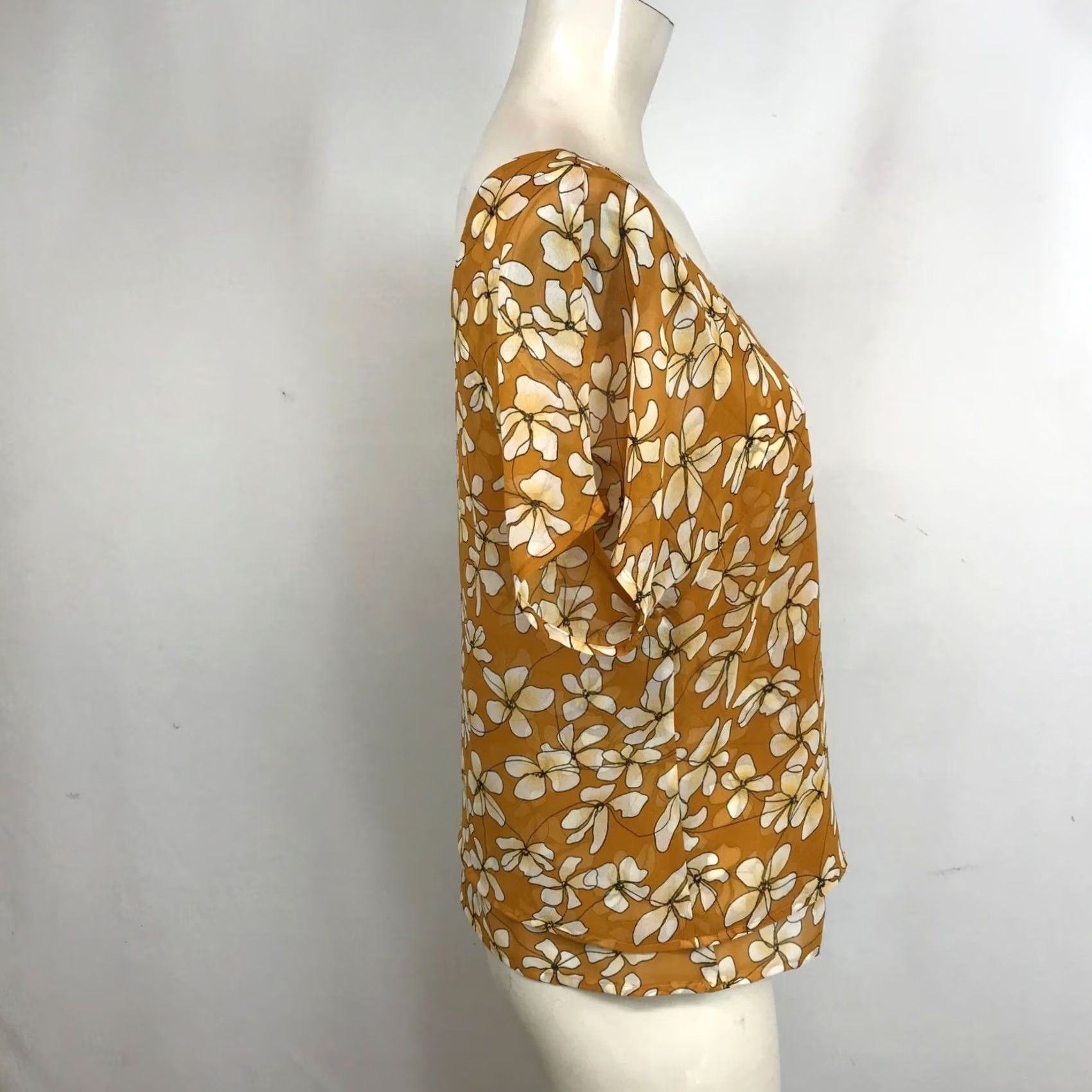 Vintage CABI Womens XS Mustard Floral Short Sleeve V Neck Top Shirt Size XS / US 0-2 / IT 36-38 - 4 Thumbnail