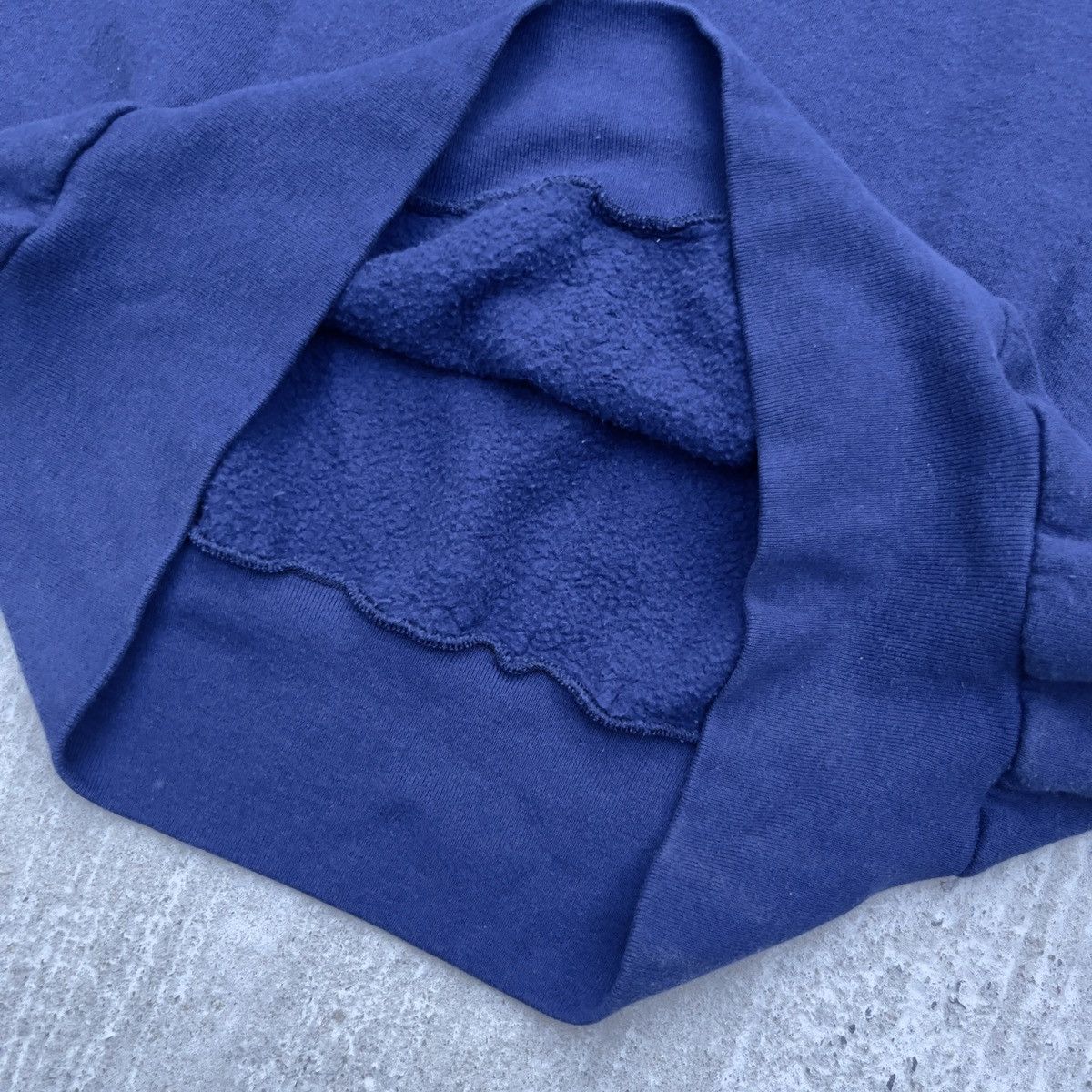 Fruit Of The Loom Vintage 90s FRUIT OF THE LOOM Navy Blank Hemmed Crewneck Size US L / EU 52-54 / 3 - 4 Thumbnail