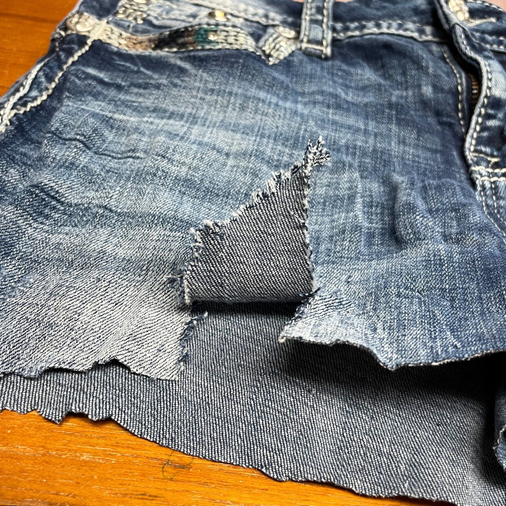 Miss Me Miss Me Shorts Women 26 Blue Denim Jean Jorts Medium Wash Cuff Off Bling Sequin Shorts Casual 5-Pocket Design Western 26 Women Mens Girls Size 26" / US 2 / IT 38 - 3 Thumbnail