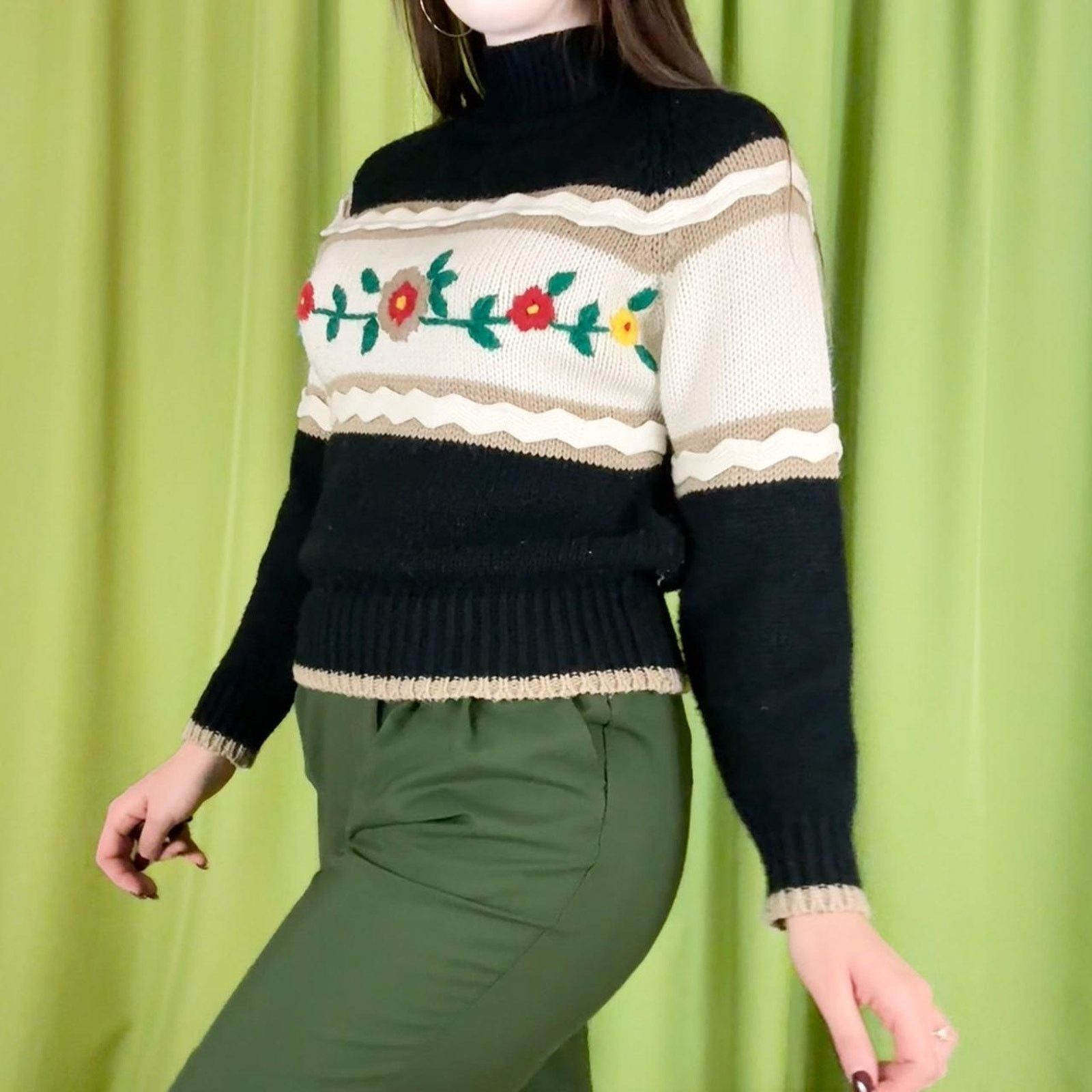 Vintage 80s Vintage Black Tan and Red Floral Knit Rick Rack Sweater Size M / US 6-8 / IT 42-44 - 2 Thumbnail