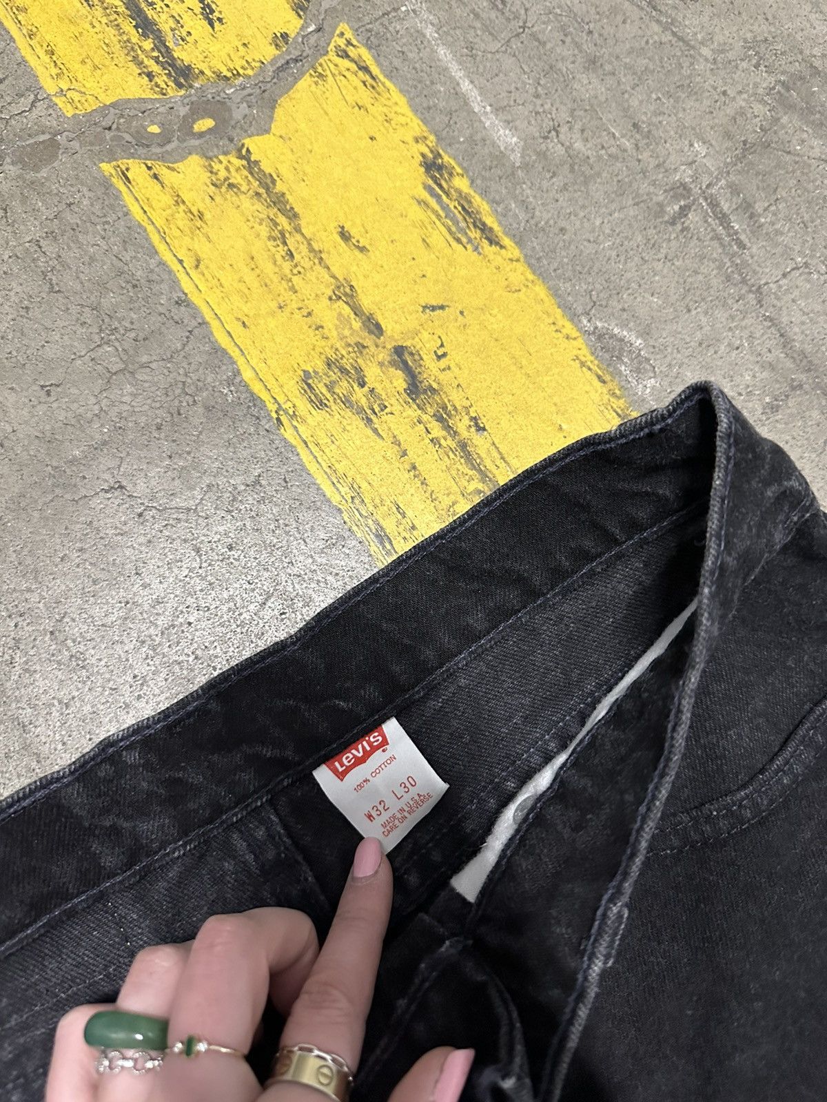 Levi's × Vintage Vintage Levi’s 550 black jeans Size US 32 / EU 48 - 6 Thumbnail
