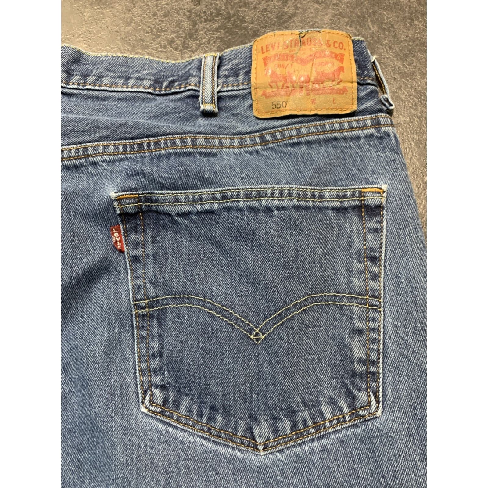 Levi's VINTAGE Levi's 550 Jeans Mens 46x33 Relaxed Taper Denim Blue 90s Mens Size US 30 / EU 46 - 7 Thumbnail