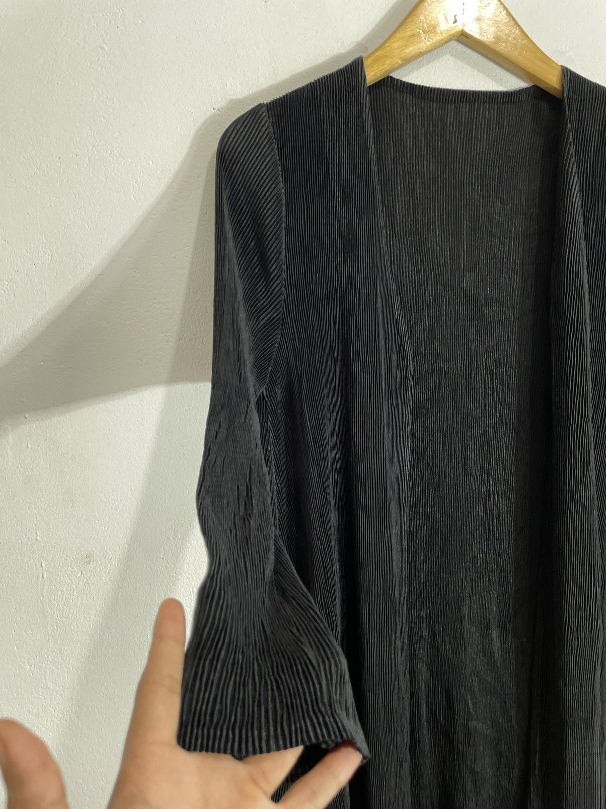 UNDEFINED BLACK CLOAK PLEATS CAPES ISSEY STYLE