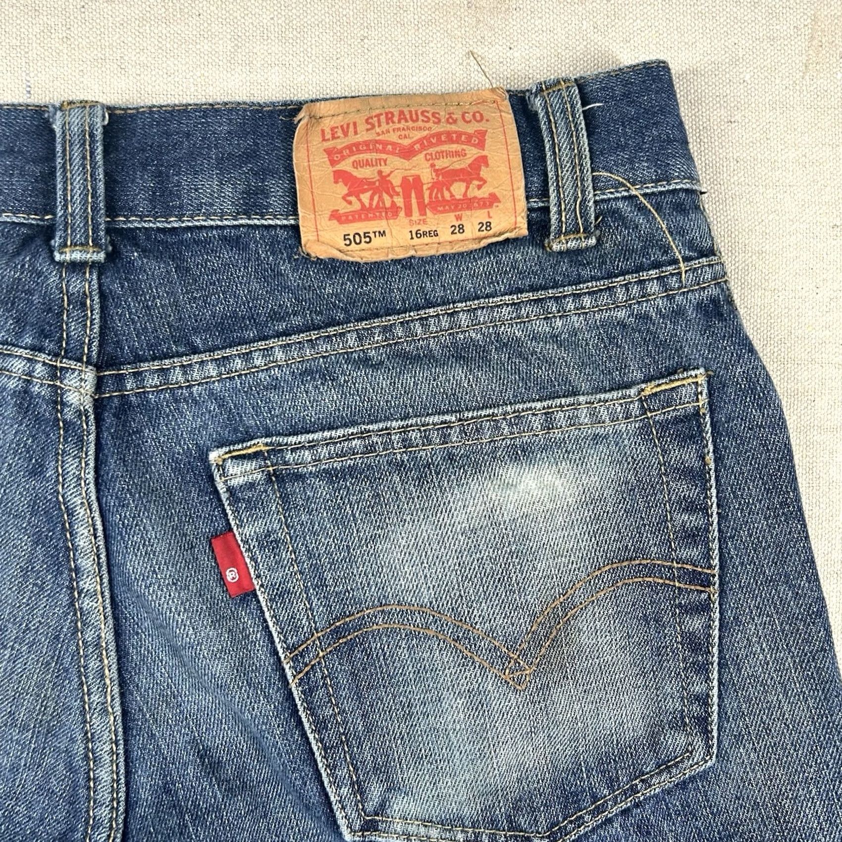 Levi's VINTAGE Levi's 505 Jeans Womens 16 Reg Straight Distressed Y2K 28x27 Blue 100% Cotton Denim Jeans Mens Womens Boys Girls Size 38" / US 16 / IT 52 - 6 Thumbnail
