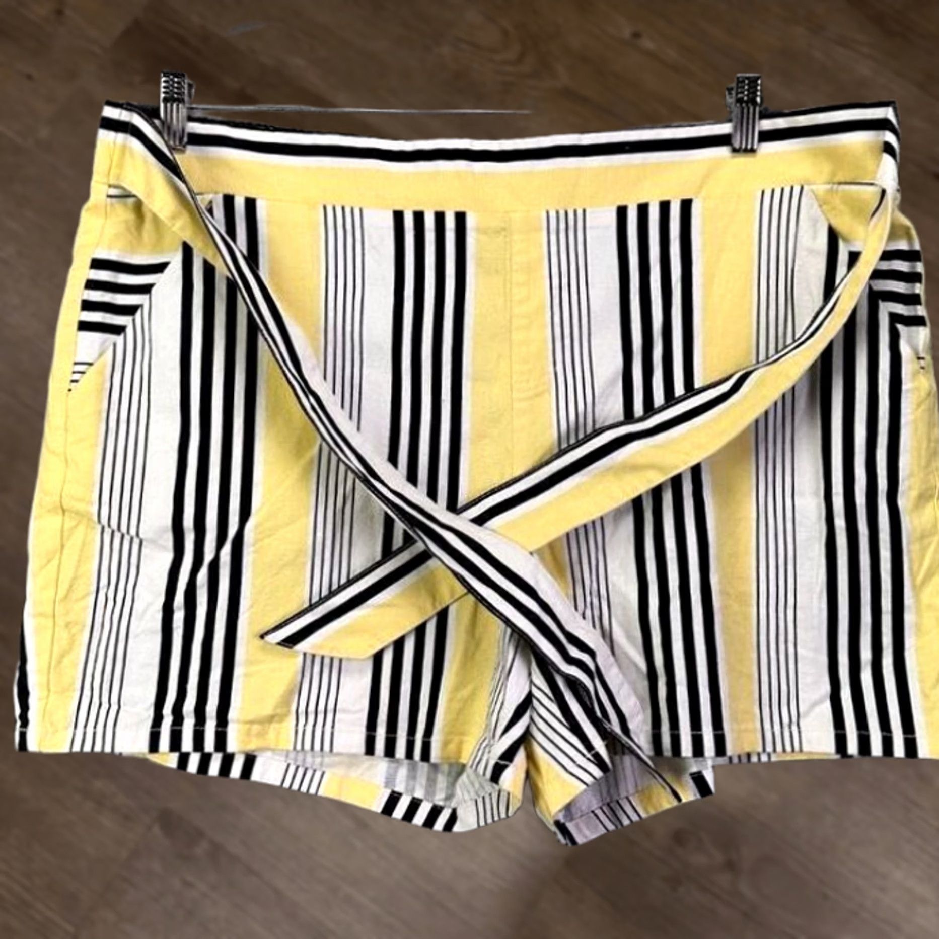 Vintage INC Shorts Womens 2XL Black Yellow Striped Unlined Mid Rise Casual Travel Mens 2XL Size 40" / US 18 - 1 Thumbnail