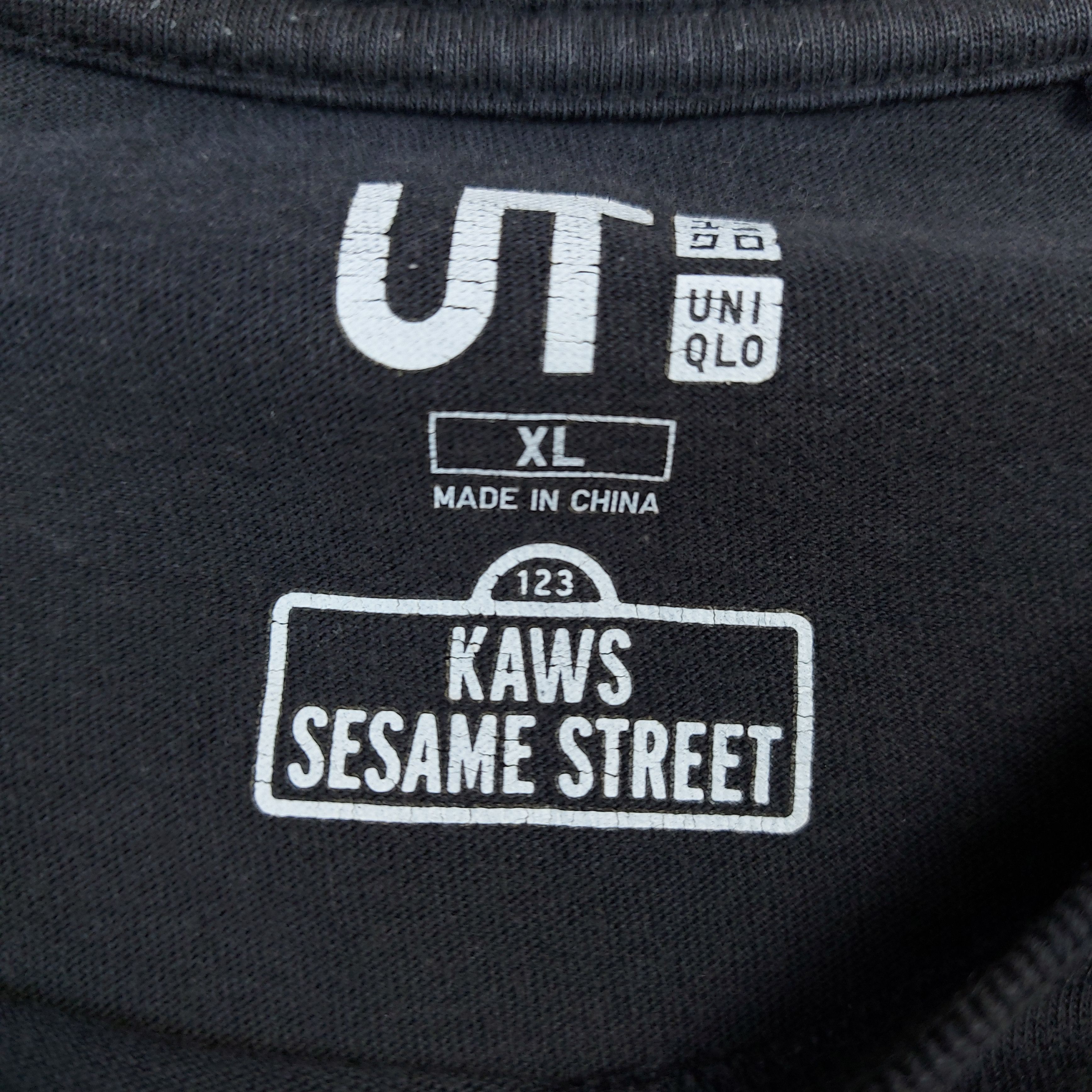Kaws × Uniqlo KAWS x Uniqlo x Sesame Street Elmo Embroidery Pocket TEE Size US XL / EU 56 / 4 - 10 Thumbnail
