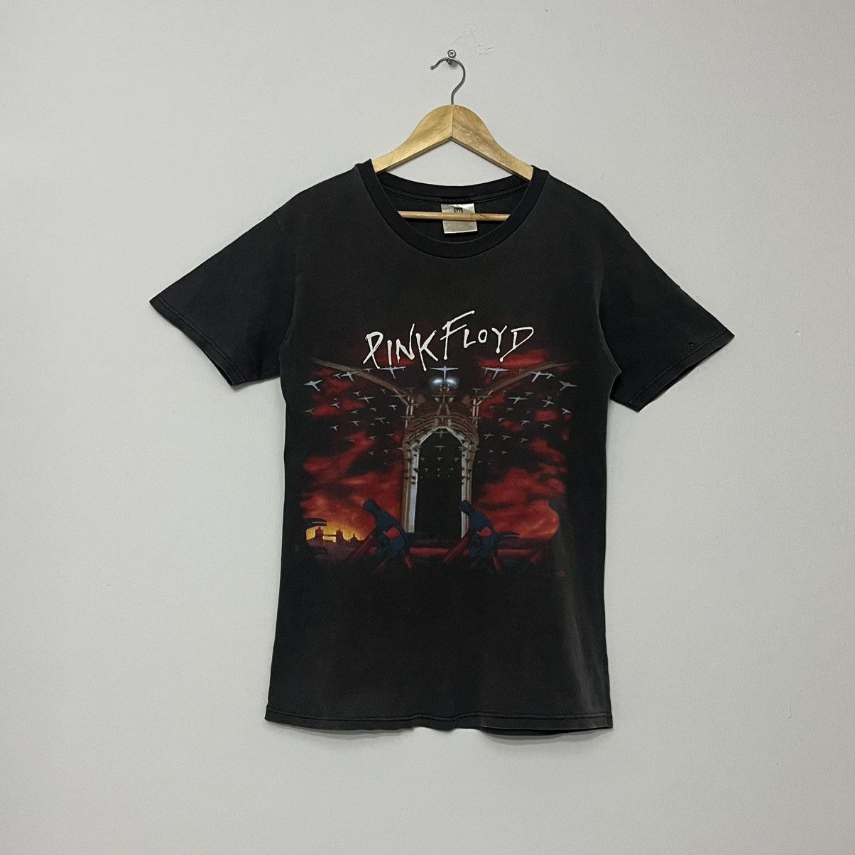 Band Tees × Pink Floyd × Vintage Vintage Pink Floyd The Wall 1997 Faded Distress Alter Fit M Size US M / EU 48-50 / 2 - 1 Thumbnail
