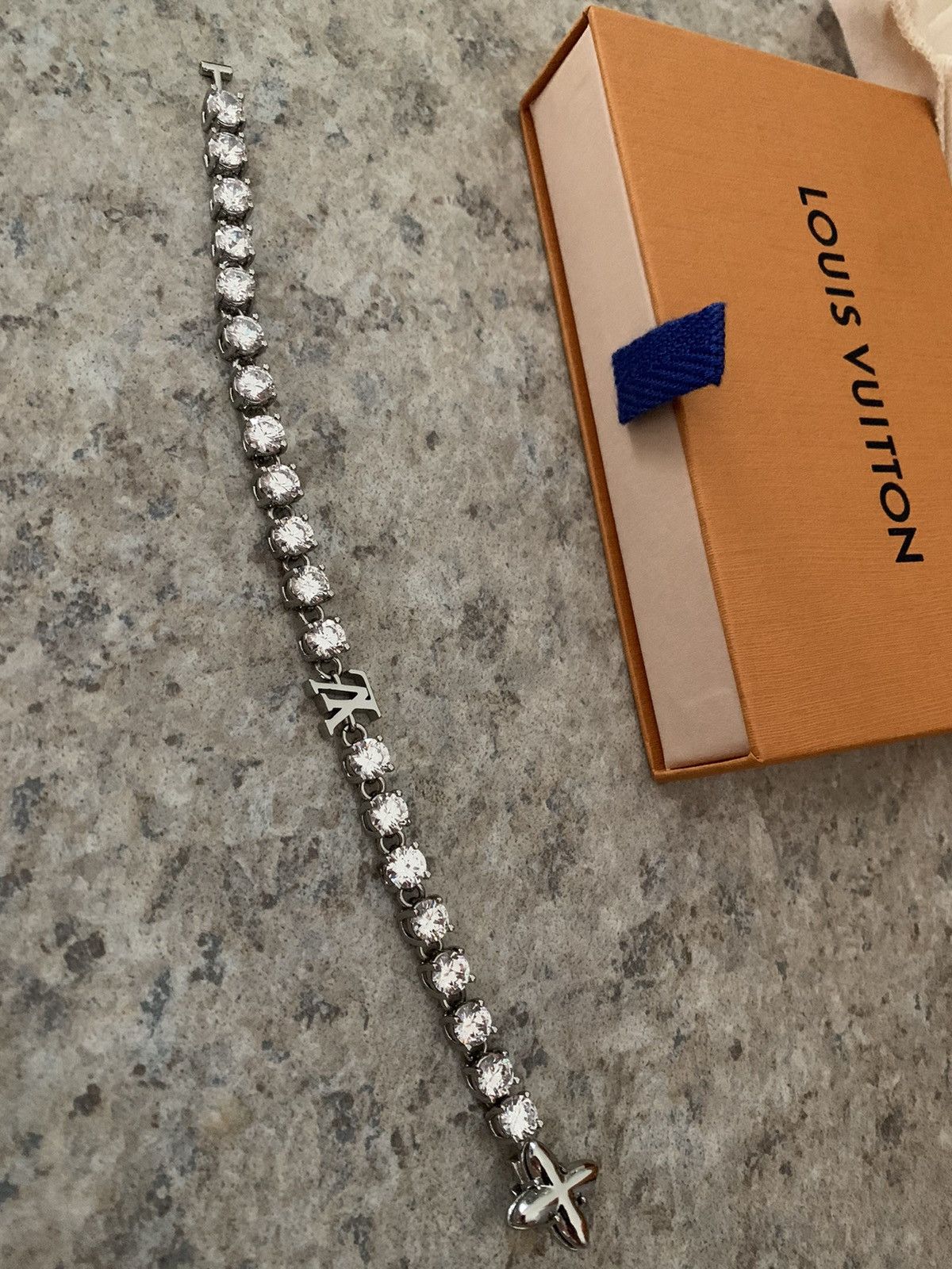 Louis Vuitton RARE Louis Vuitton Crystal chain bracelet Size ONE SIZE - 9 Thumbnail