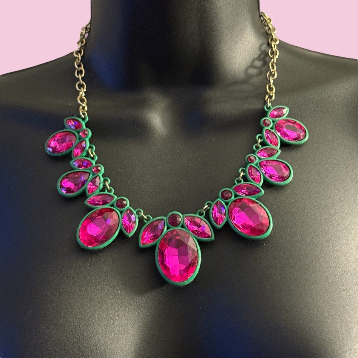 Other Gold tone pink gemstone set in green statement necklace Size ONE SIZE - 1 Thumbnail