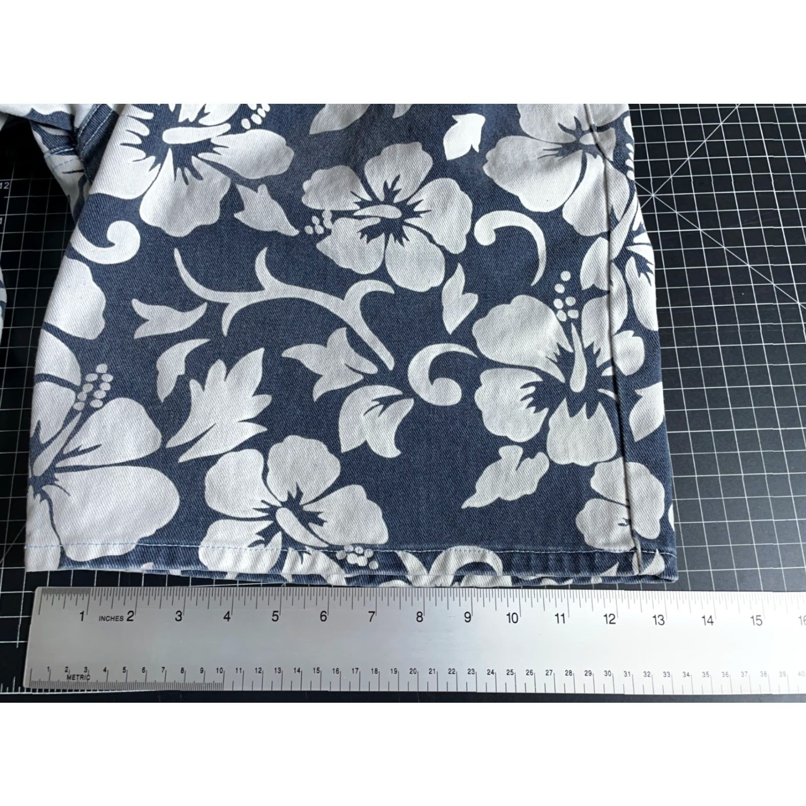 Quiksilver VINTAGE Quiksilver Bermuda Shorts Men 29 x 9 Blue Floral Denim 90s Baggy Fit USA Made Size US 29 - 7 Thumbnail
