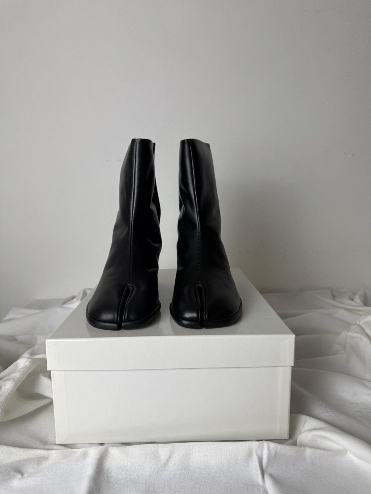 Maison Margiela Maison Margiela Tabi Ankle Boots - Black 40 Size US 7 / EU 40 - 2 Thumbnail