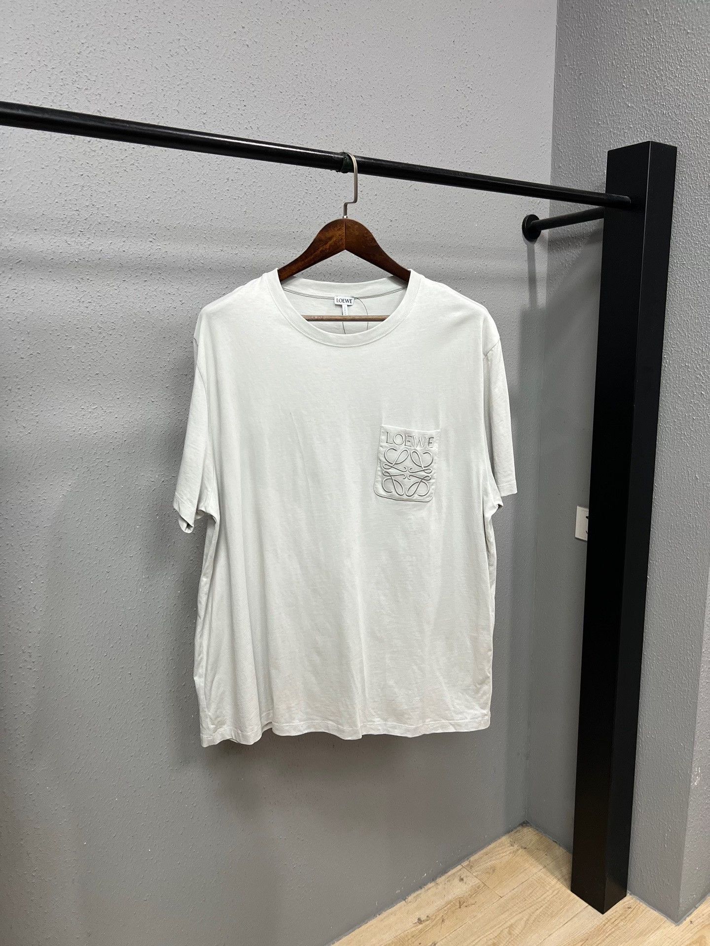 Loewe Loewe Cement Gray Embroidered Logo Short-Sleeve Size US XXL / EU 58 / 5 - 1 Thumbnail