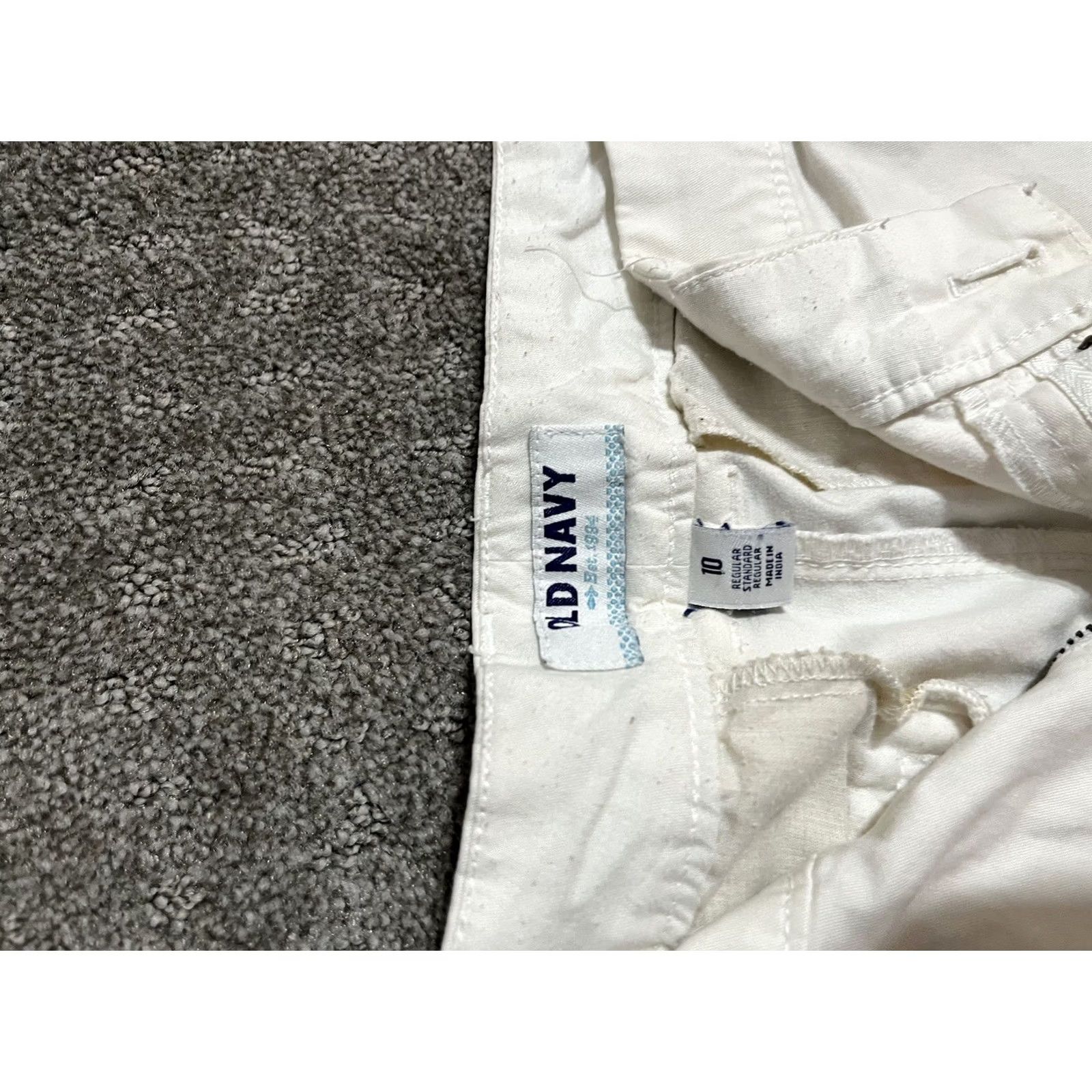 Old Navy Old Navy White Low Rise Shorts Women Size 10 Chino Casual Cotton Blend Spandex Size 32" / US 10 / IT 46 - 3 Thumbnail