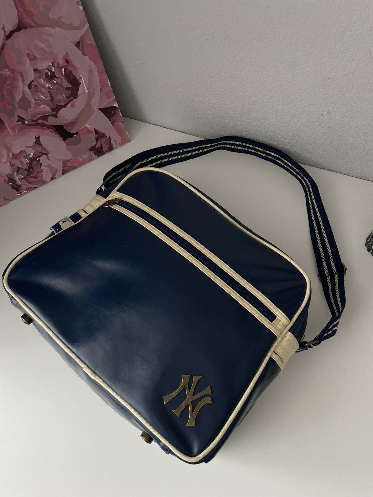 MLB × New York Yankees × Vintage MLB New York Yankees Vintage Leather Bag Y2K Metal Logo Rare Size ONE SIZE - 5 Thumbnail