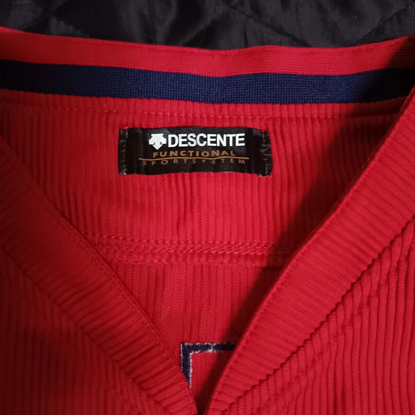Descente Hiroshima Carp Ryosuke Kikuchi NPB Japanese Baseball Jersey Size US XL / EU 56 / 4 - 3 Thumbnail