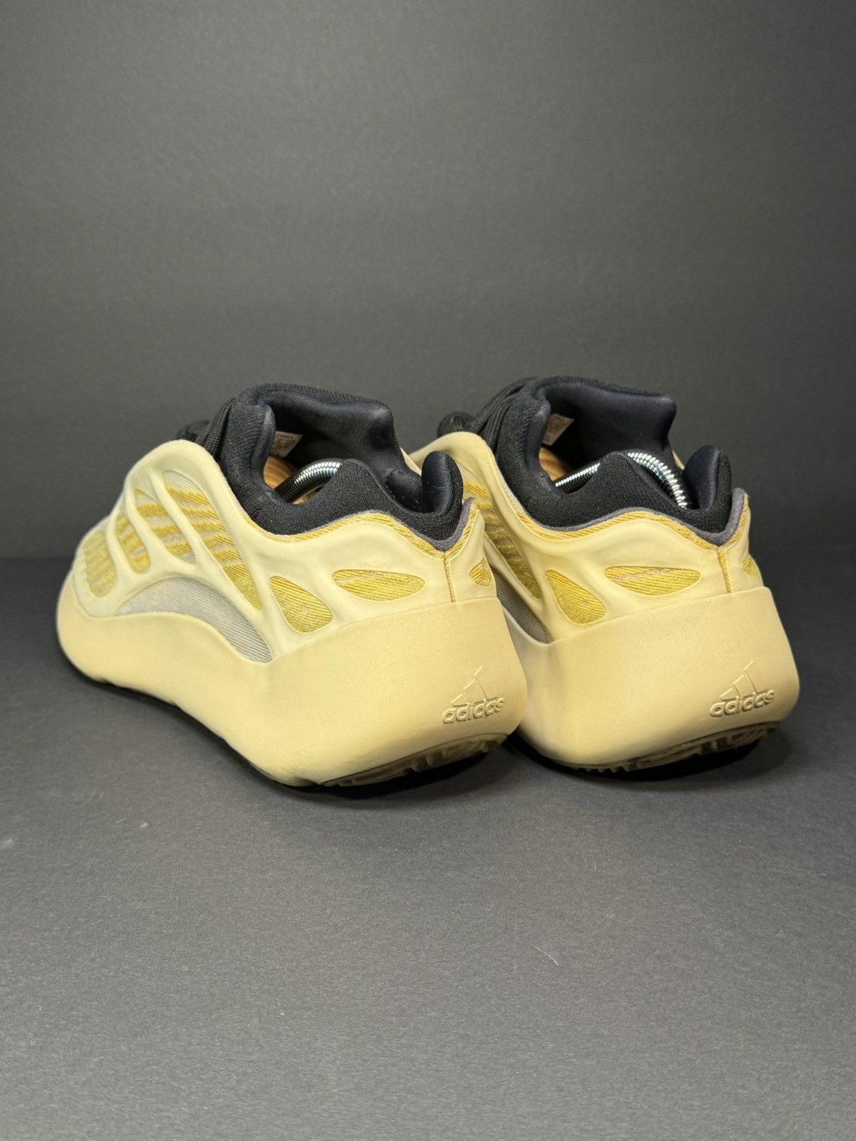 Adidas Adidas Yeezy Boost 700 V3 Mono Safflower Size US 9 / EU 42 - 3 Thumbnail