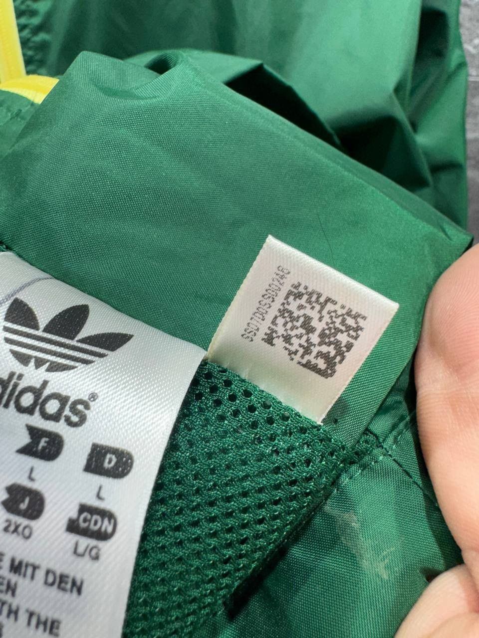 Vintage ADIDAS ADS-200J MENS VINTAGE Y2K WINDBREAKER JACKET HOODED Size US L / EU 52-54 / 3 - 11 Thumbnail
